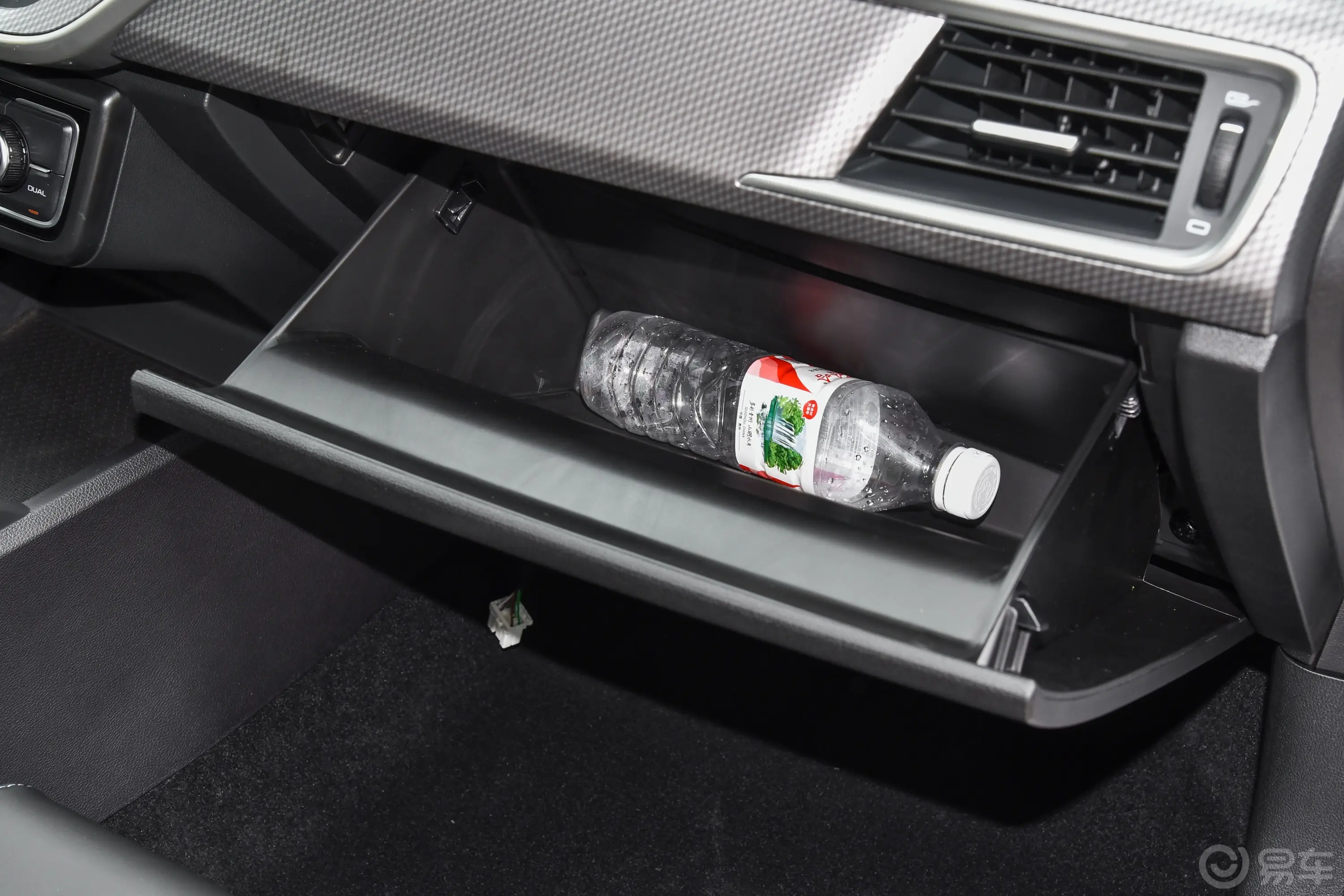 帝豪EVPro 421km 出租版手套箱空间水瓶横置