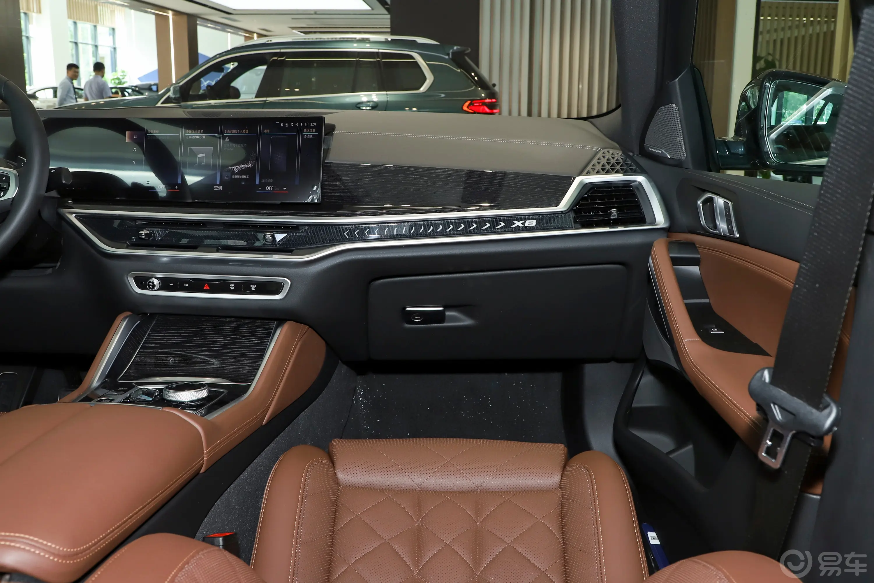 宝马X6改款 xDrive40i 尊享型 M运动套装副驾驶位区域