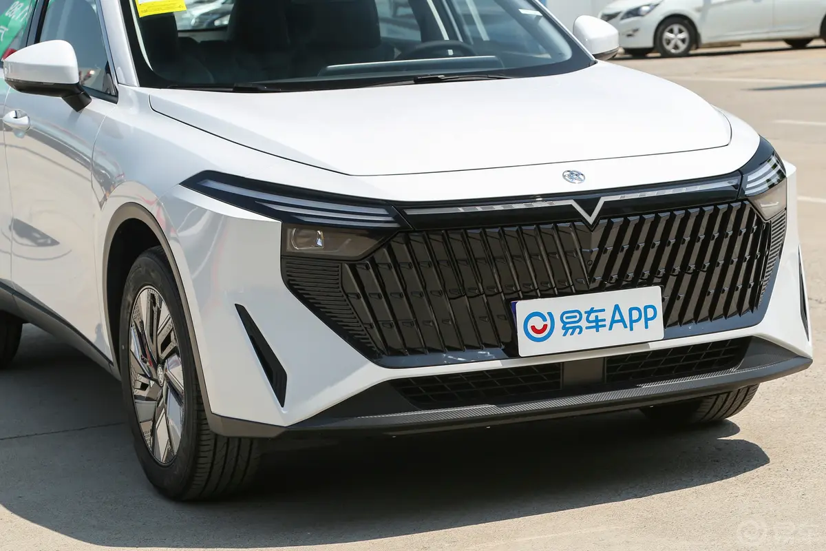 启辰大V DD-i超混动1.5T 60km iD版前格栅侧俯拍