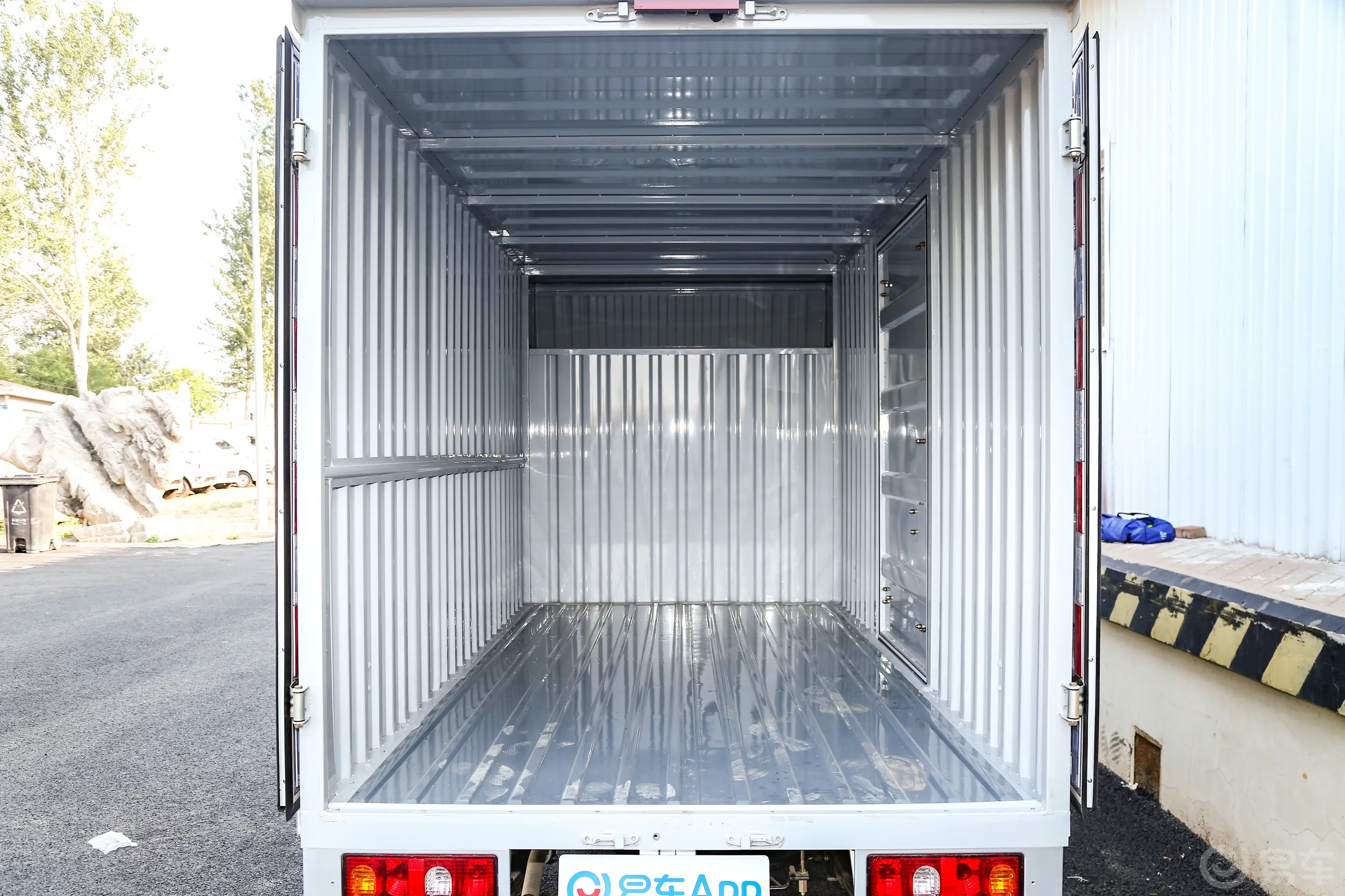 长安星卡1.5L 单排3.06米钢板厢货舒适型后备厢空间特写