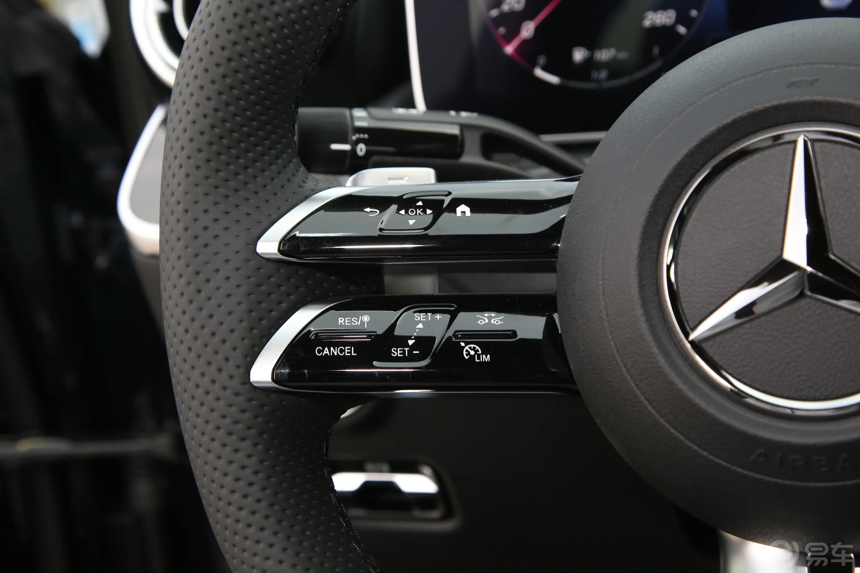 奔驰C级 插电混动改款二 C 350 e L左侧方向盘功能按键