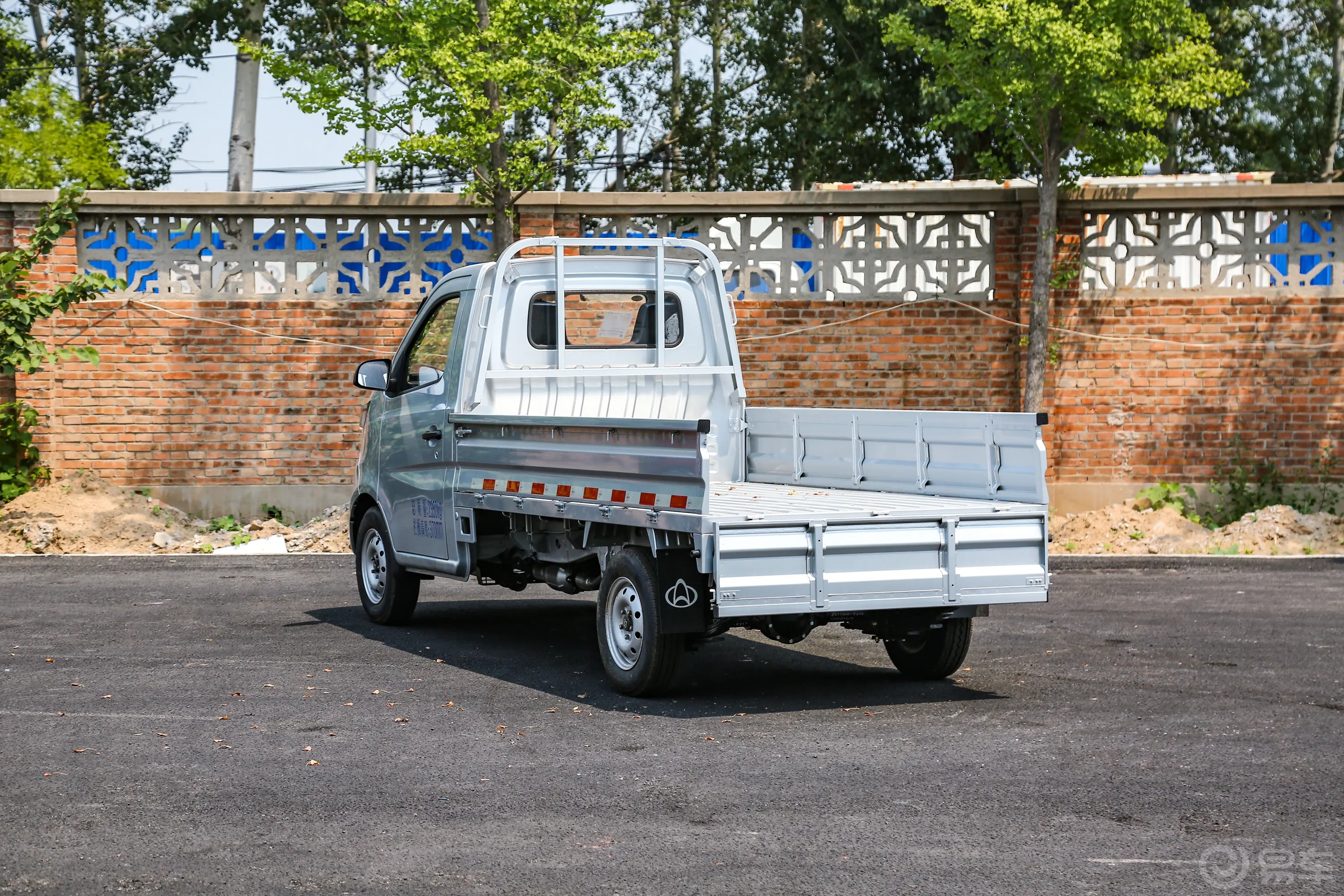 长安星卡1.5L 单排2.8米载货汽车舒适型无空调后备厢开启45度侧拍