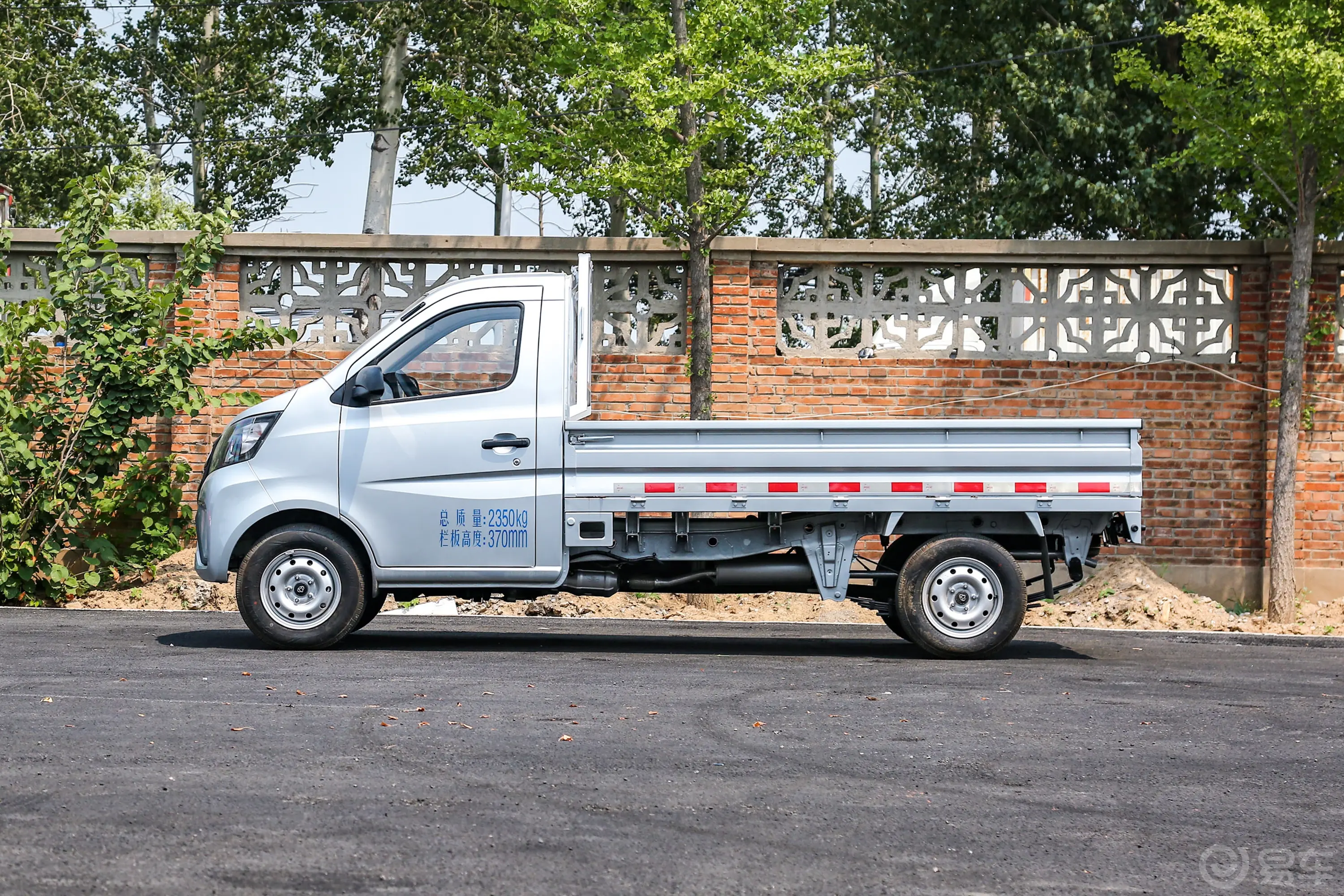 长安星卡1.5L 单排2.8米载货汽车舒适型无空调正侧车头向左水平