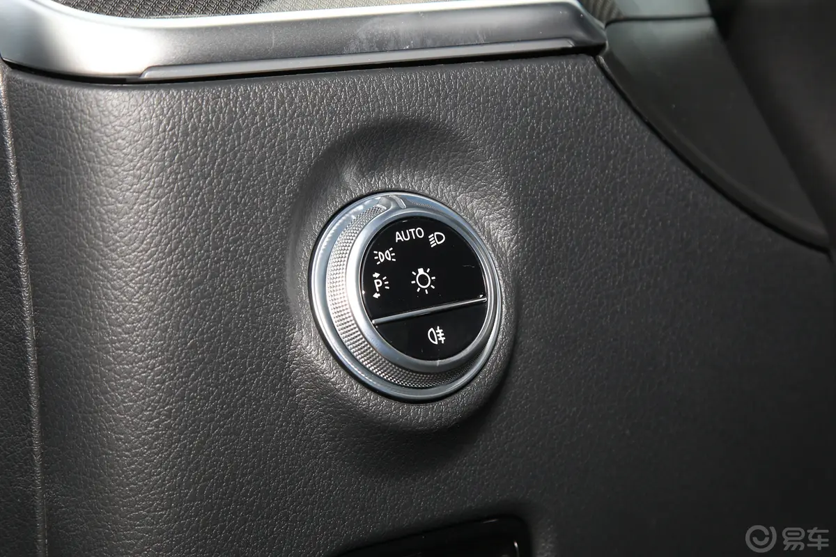 奔驰C级 插电混动改款二 C 350 e L灯光控制区