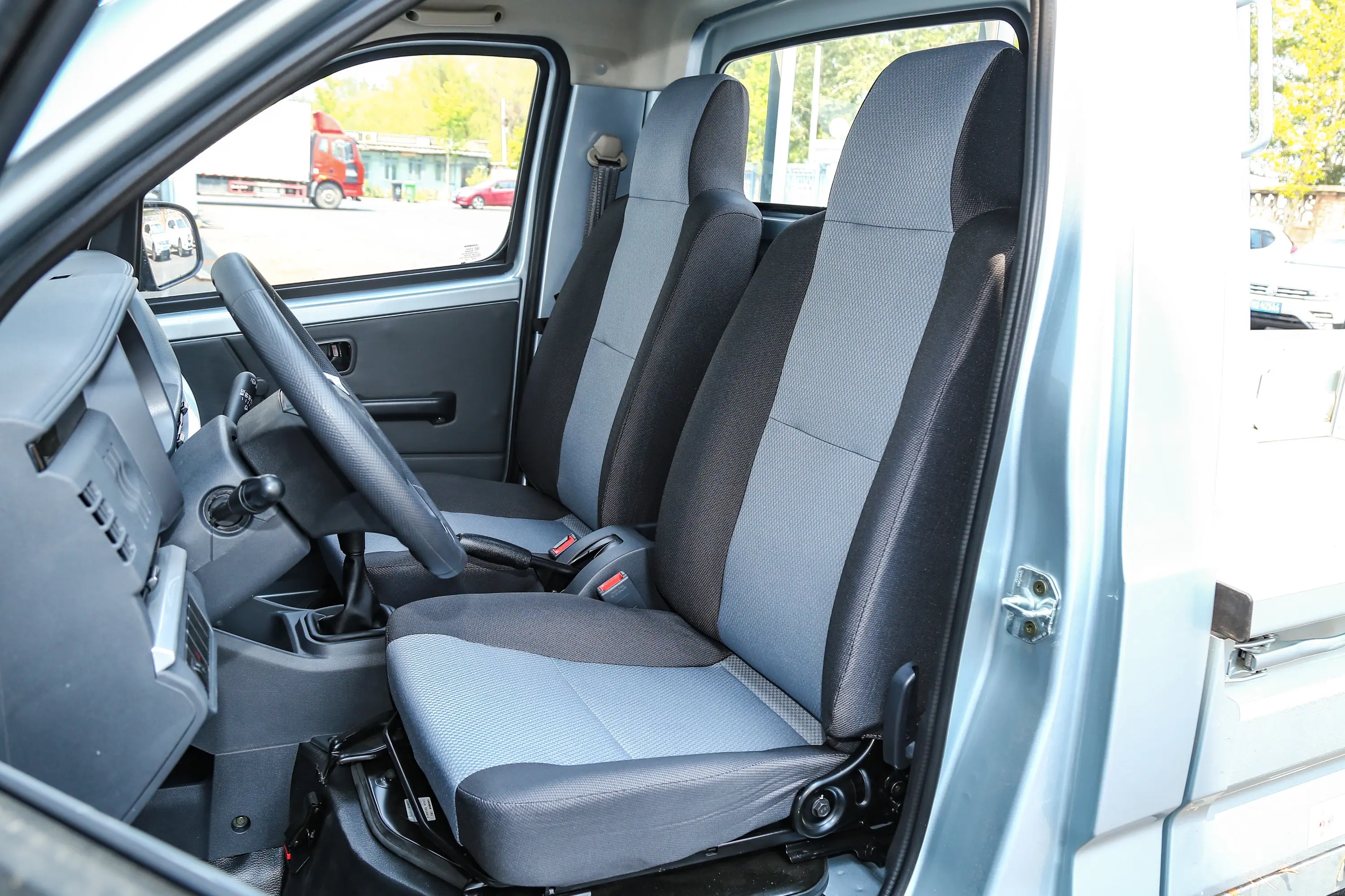 长安星卡1.5L 单排2.8米载货汽车舒适型无空调驾驶员座椅