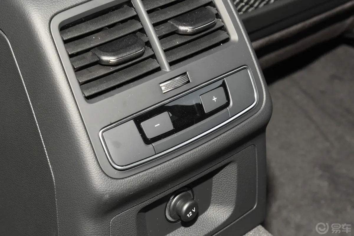 奥迪RS 42.9T Avant 暗金版后排空调控制键