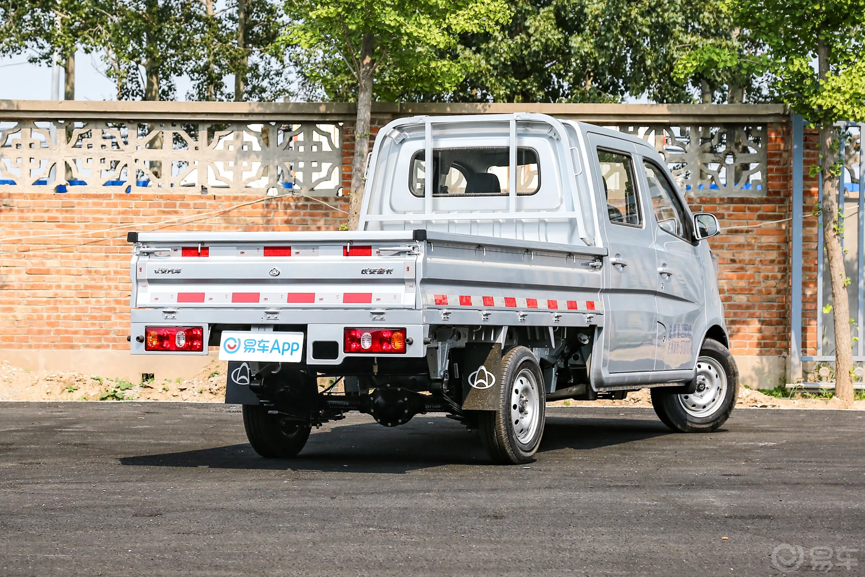 长安星卡1.5L 双排2.55米载货汽车舒适型侧后45度车头向右水平
