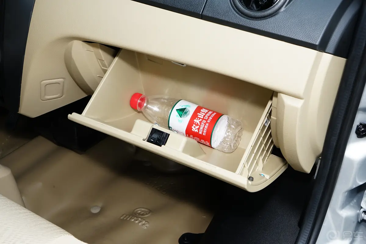 东风小康C351.5L 基本版 2座手套箱空间水瓶横置