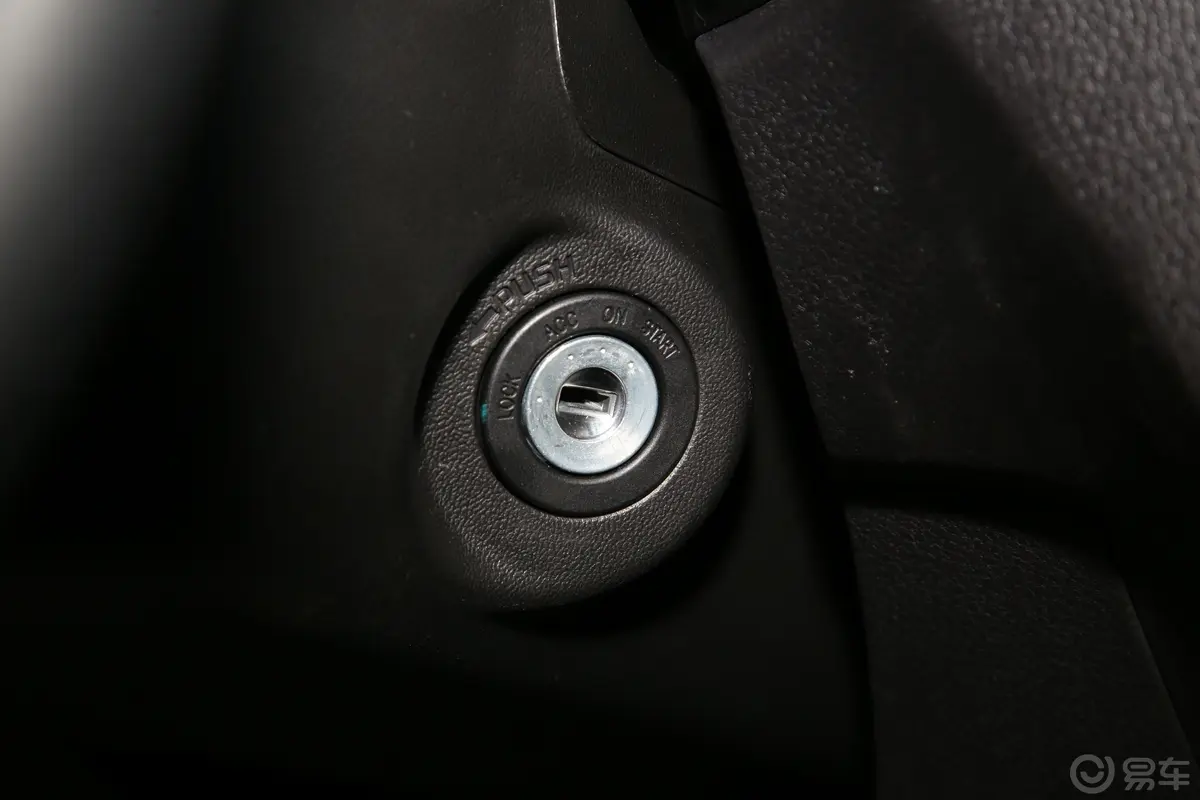铃拓2.5T 自动四驱标轴领航版 柴油钥匙孔或一键启动按键