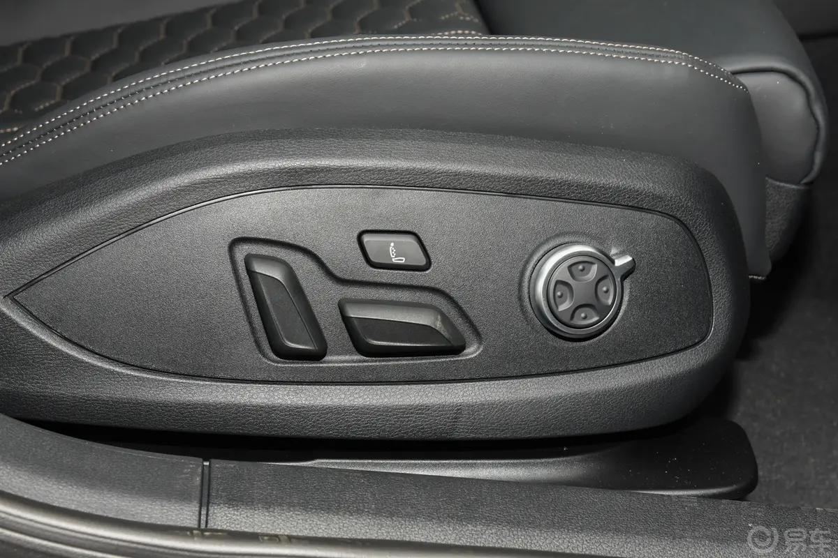 奥迪RS 42.9T Avant 暗金版副驾座椅调节