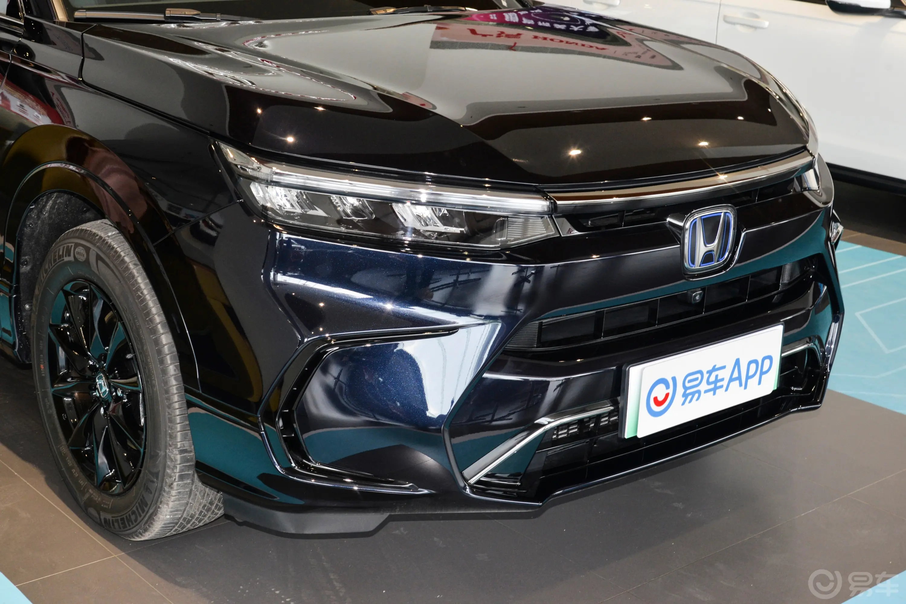 皓影 e:PHEV2.0L 91km 尊享版前格栅侧俯拍