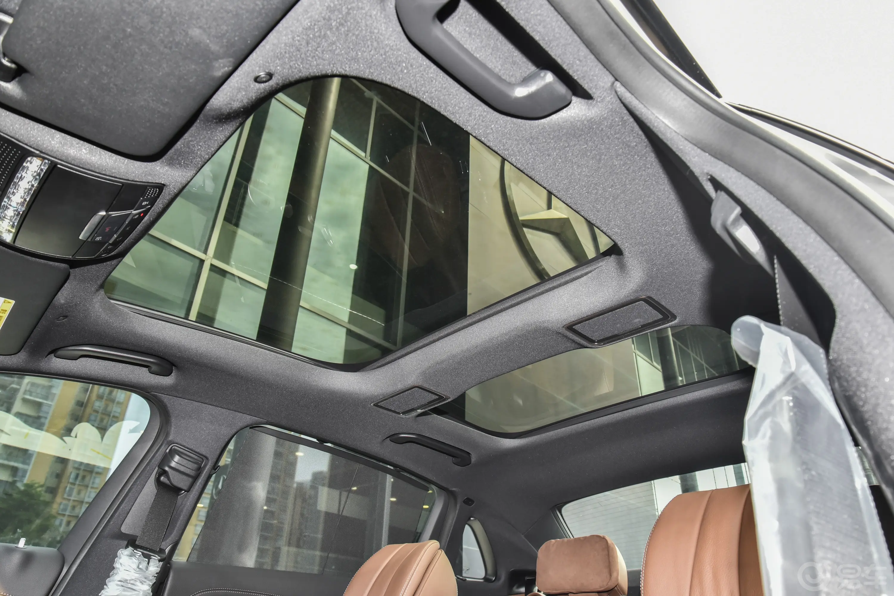 奔驰E级改款 E 300 L 运动尊贵型天窗内拍关闭