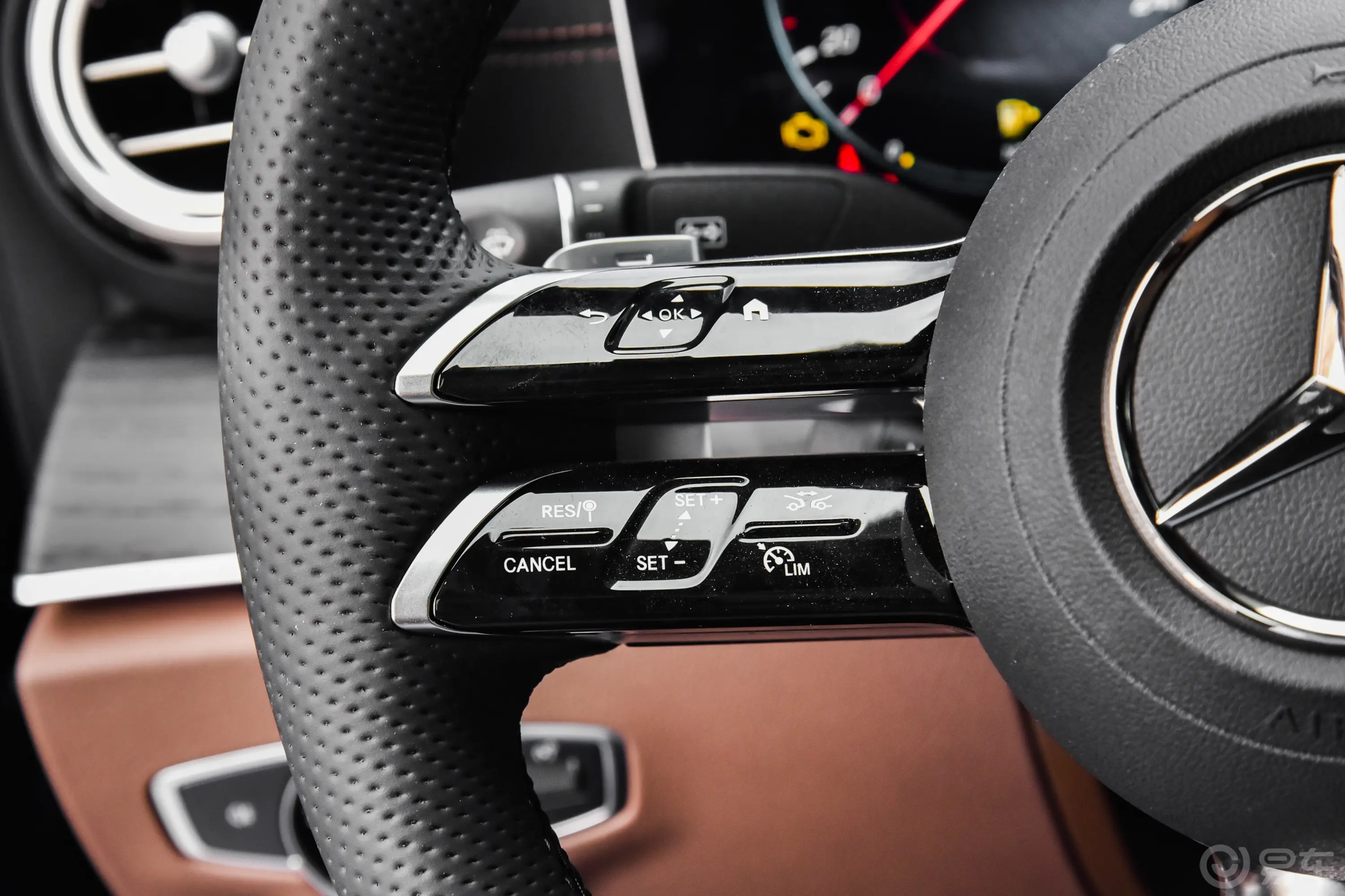 奔驰E级改款 E 300 L 运动尊贵型左侧方向盘功能按键