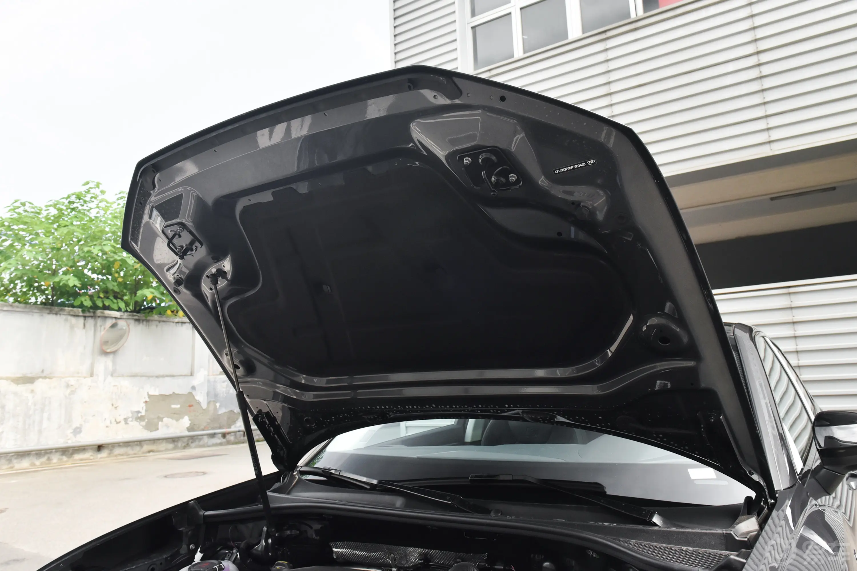 奥迪Q3 Sportback改款 45 TFSI quattro 时尚型发动机舱盖内侧