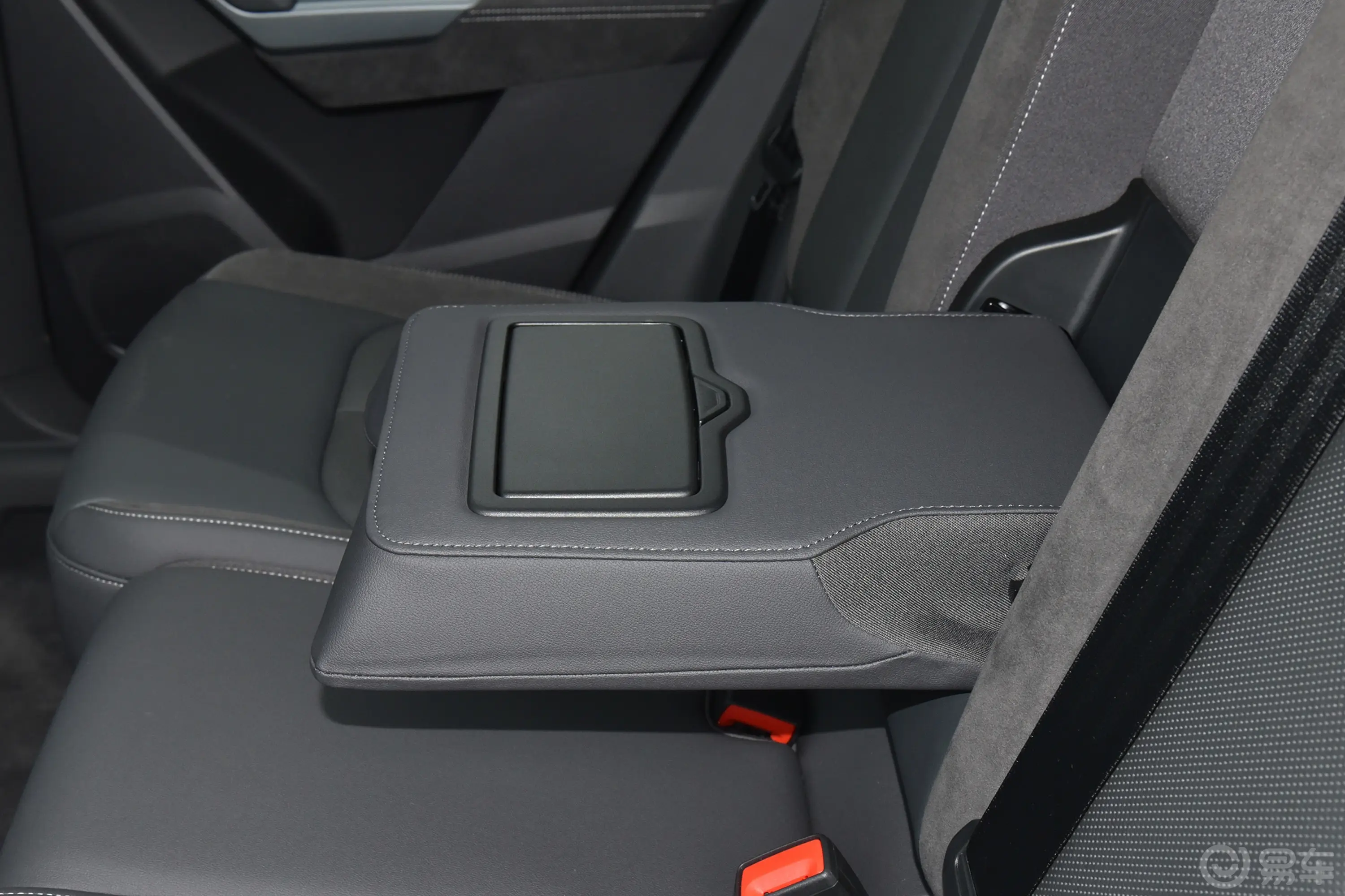 奥迪Q3 Sportback改款 45 TFSI quattro 时尚型后排中央扶手