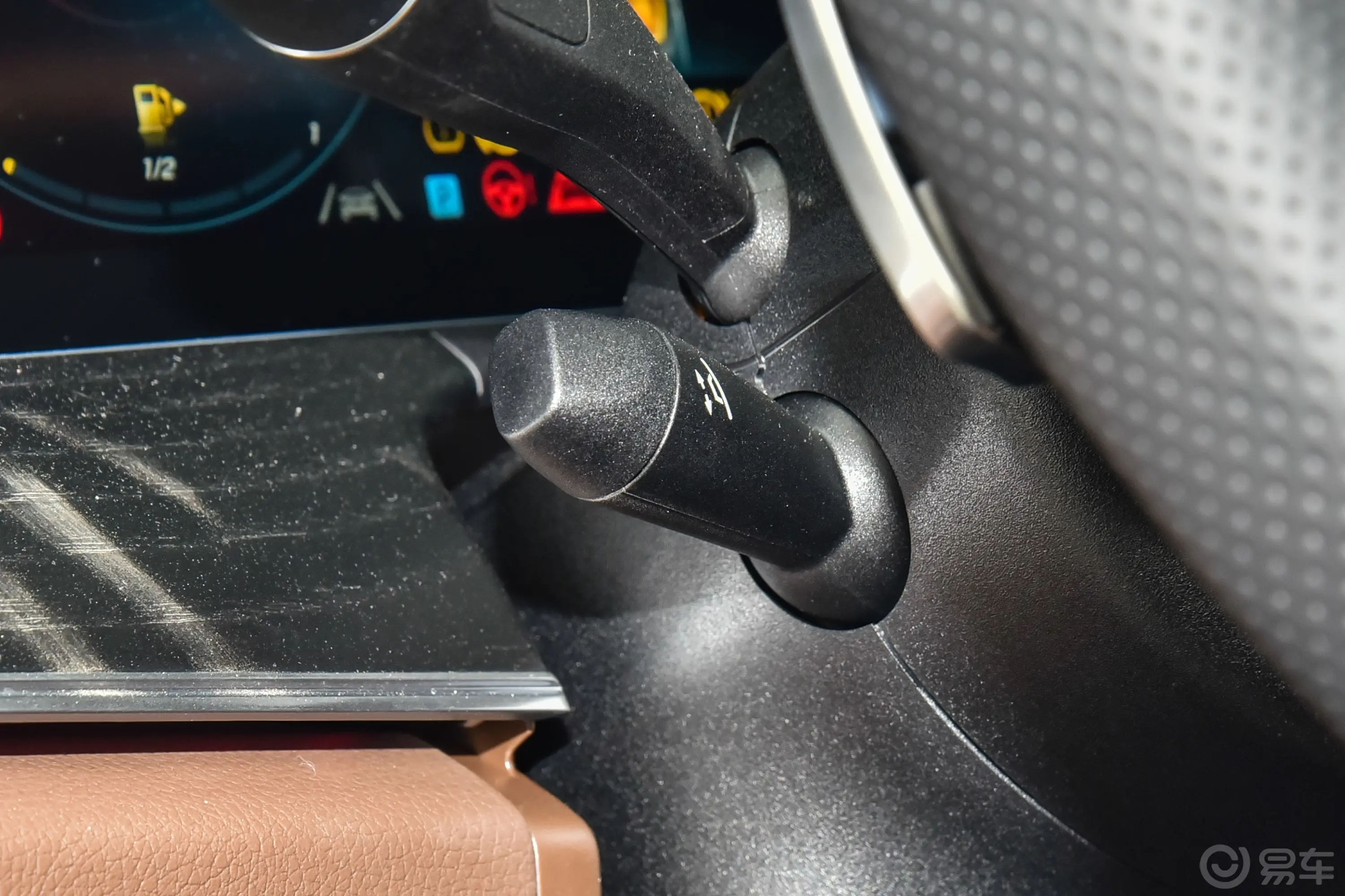 奔驰E级改款 E 300 L 运动尊贵型方向盘调节