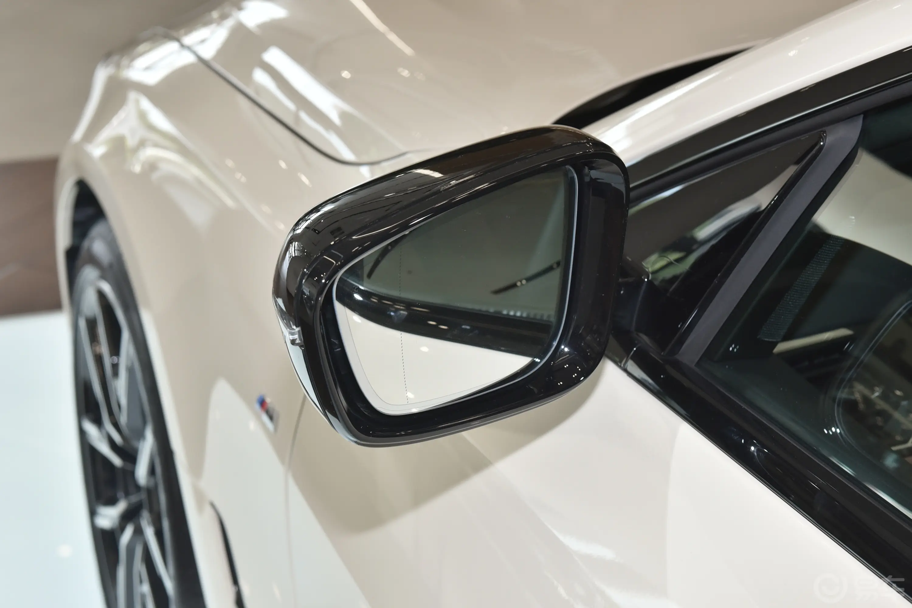 宝马4系四门轿跑车 425i M运动曜夜奶油白特别版后视镜镜面