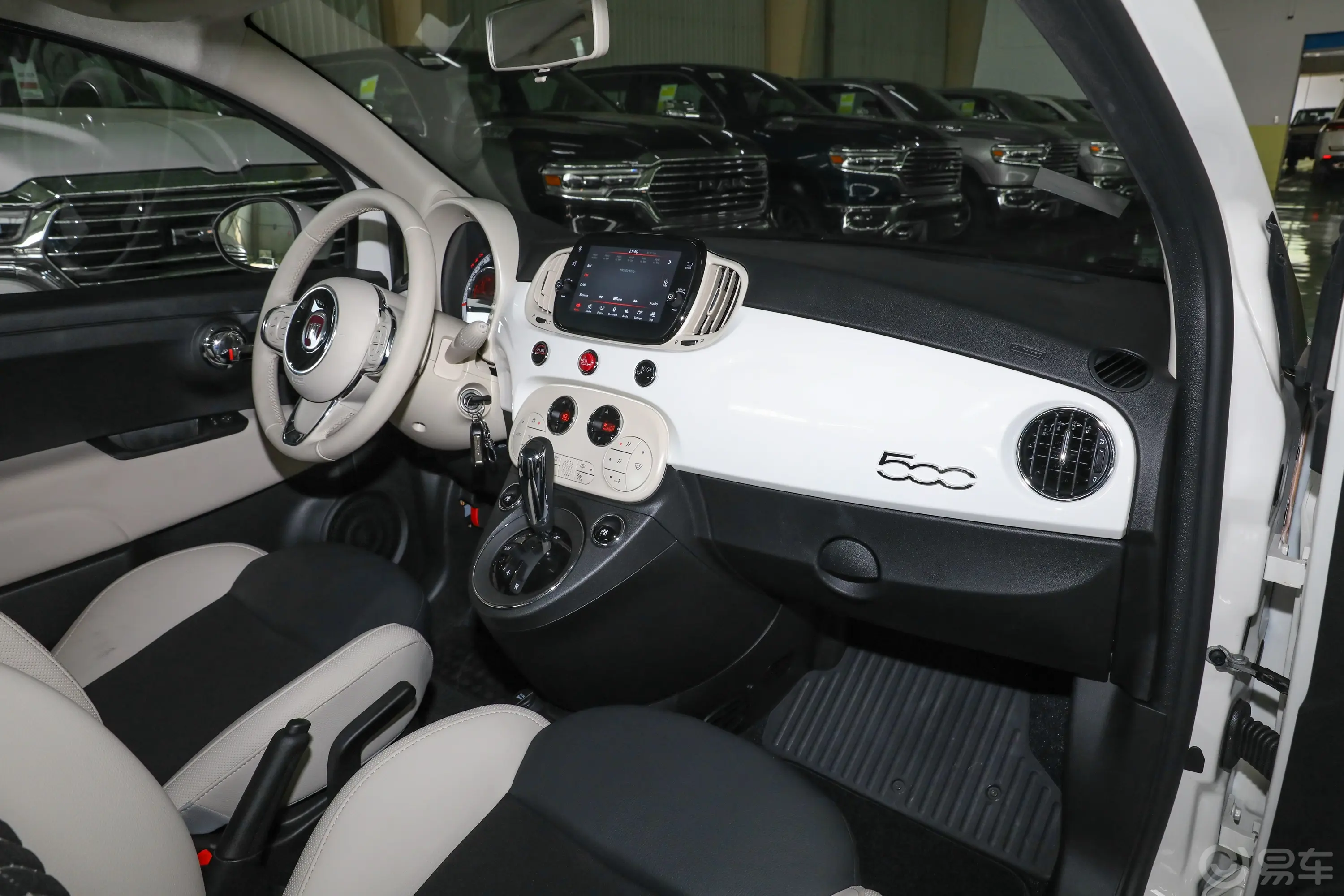 菲亚特5001.4L 自动顶配版内饰全景副驾驶员方向