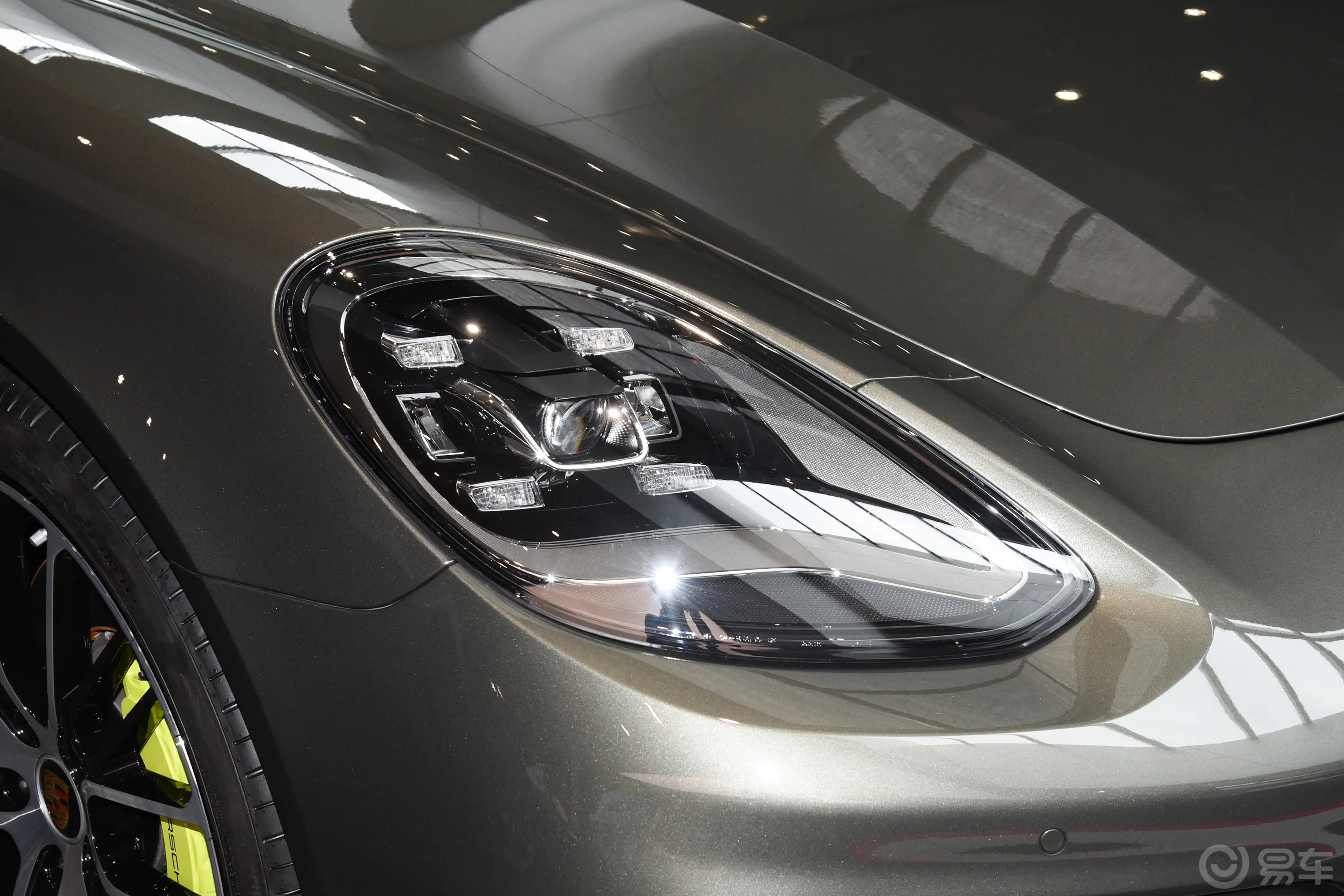 Panamera E-HybridPanamera 4  Sport Turismo 2.9T大灯侧45度俯拍
