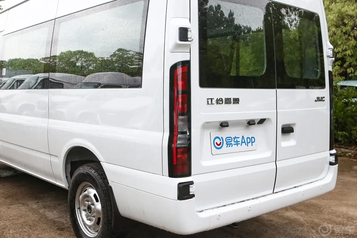 江铃福顺2.0T 自动中轴中顶商运型多功能乘用车 7座 柴油外观灯组