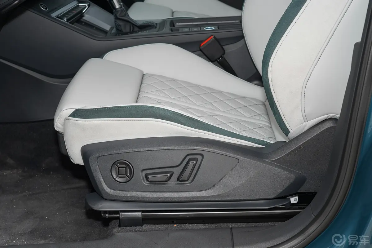 奥迪Q3 Sportback45 TFSI quattro 时尚型上市版主驾座椅调节