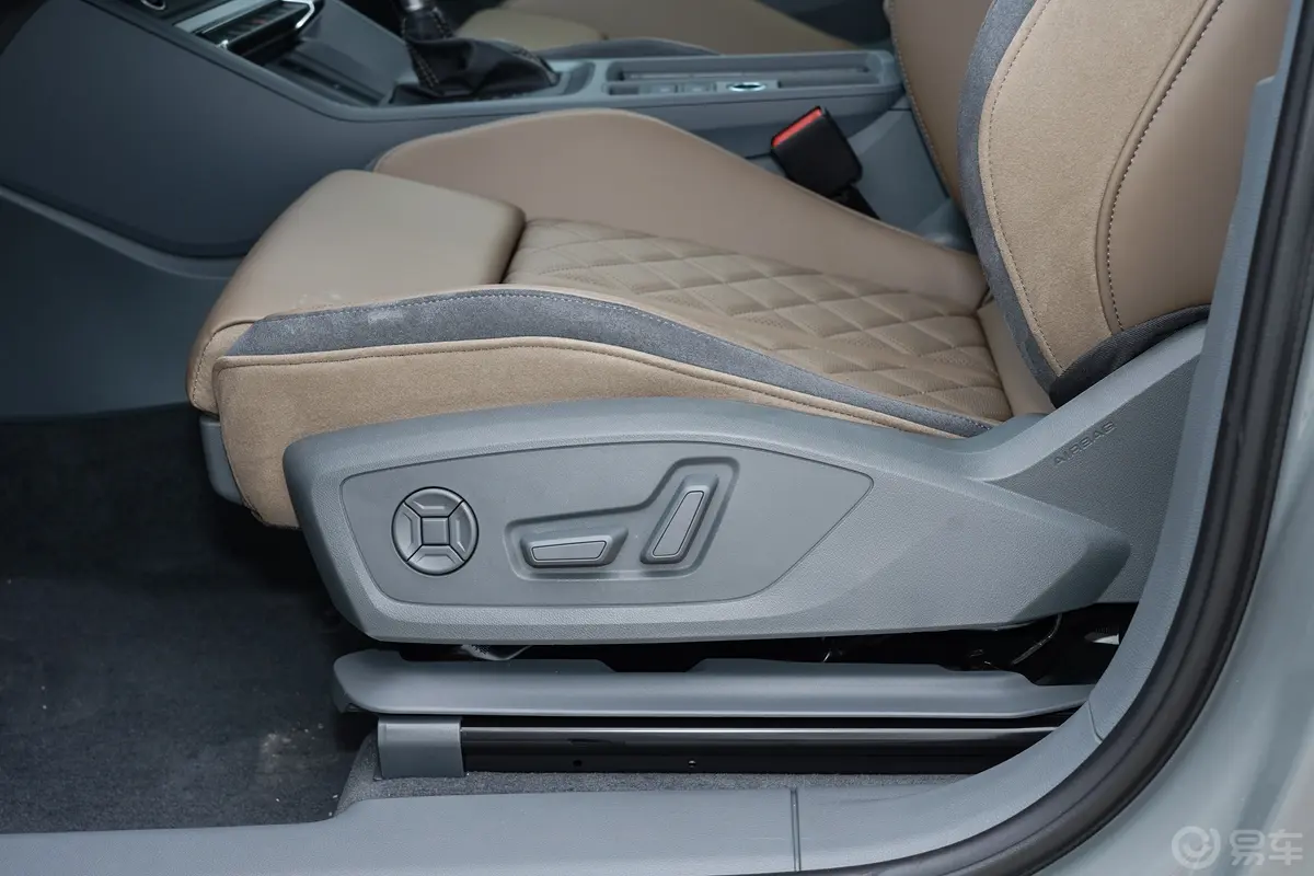 奥迪Q345 TFSI quattro 时尚动感型上市版主驾座椅调节
