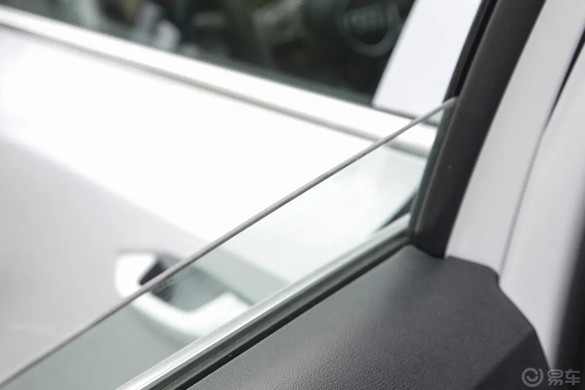 奥迪A3改款 Sportback 35 TFSI 时尚致雅型后排玻璃材质特写