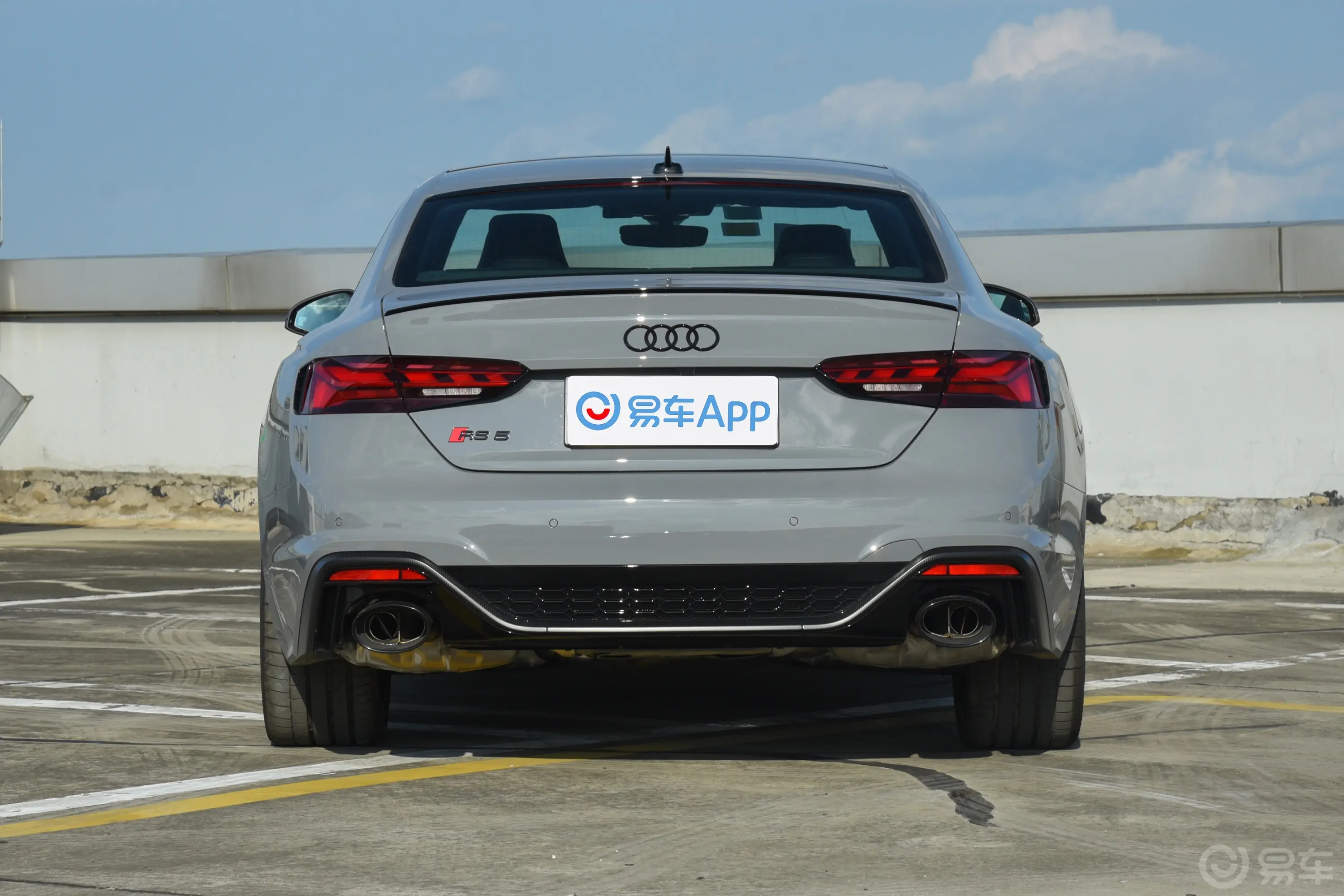 奥迪RS 52.9T Coupe 暗金版侧后45度车头向右水平