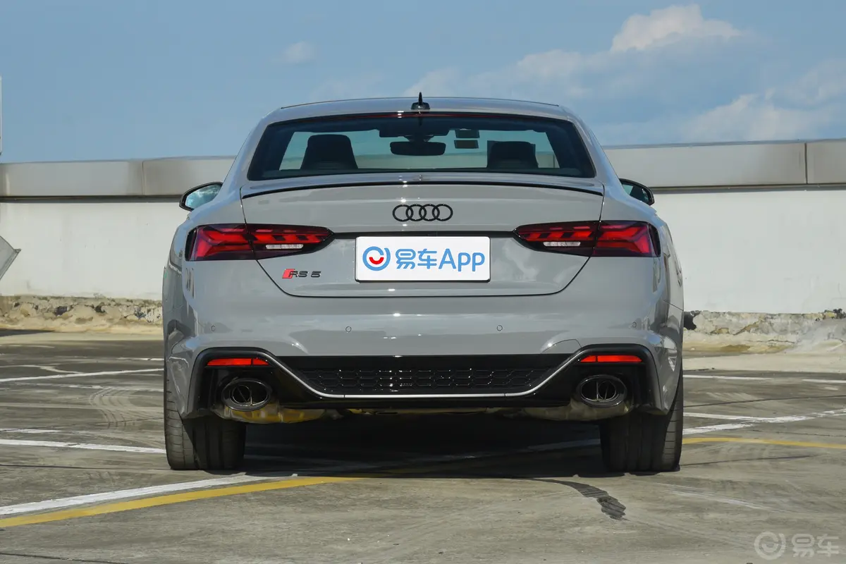 奥迪RS 52.9T Coupe 暗金版正后水平