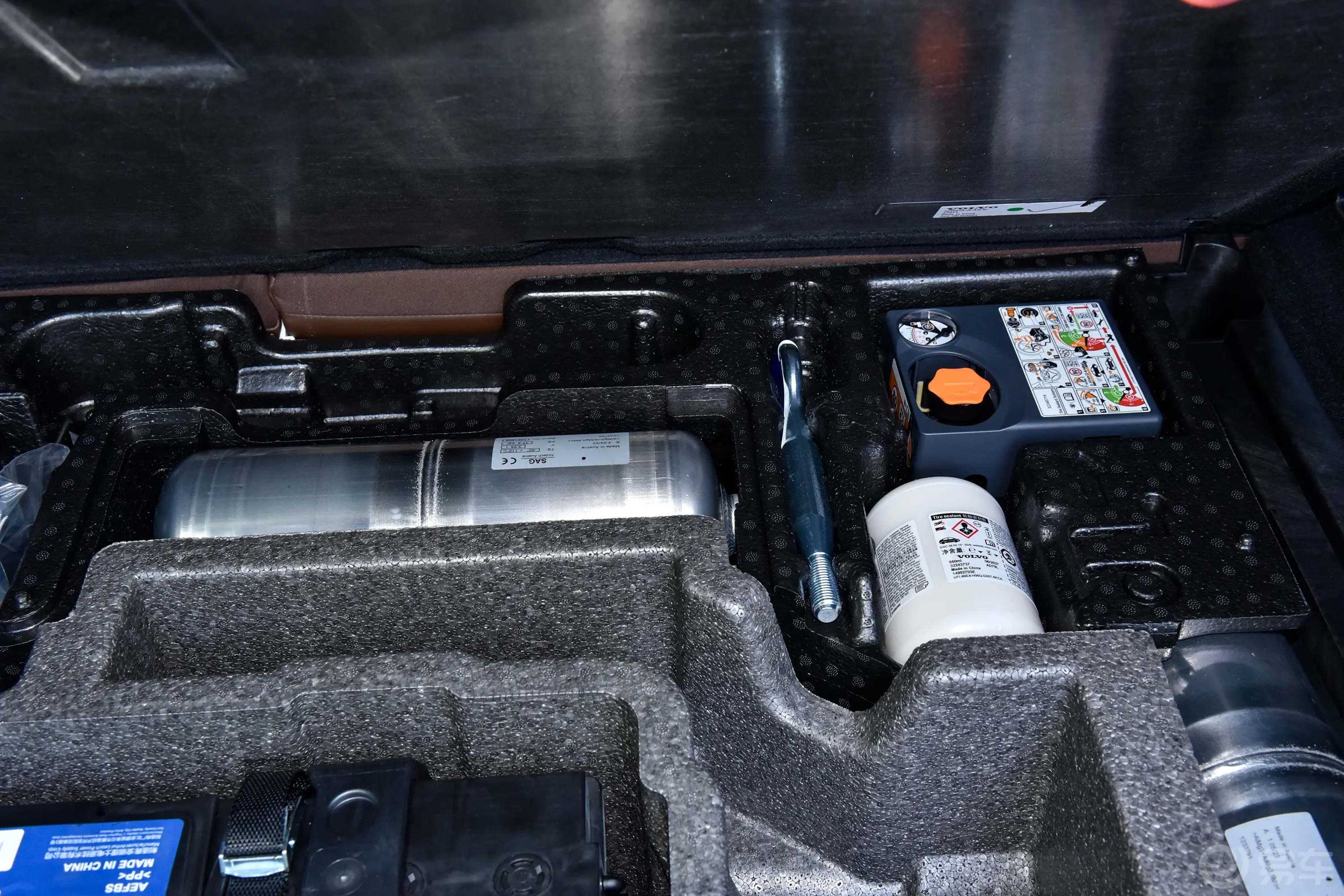 沃尔沃XC60新能源T8 长续航 智雅豪华版随车工具
