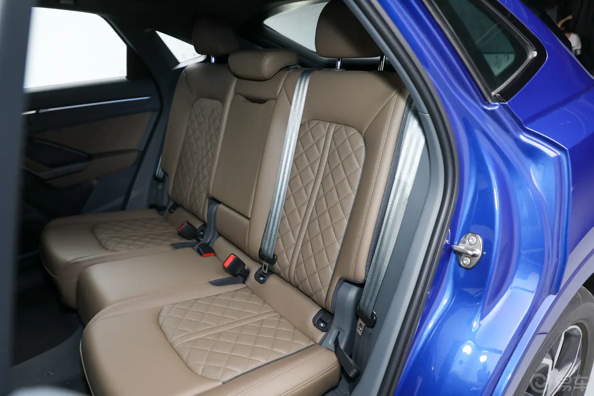奥迪Q3 Sportback40 TFSI 时尚型后备厢开启45度侧拍
