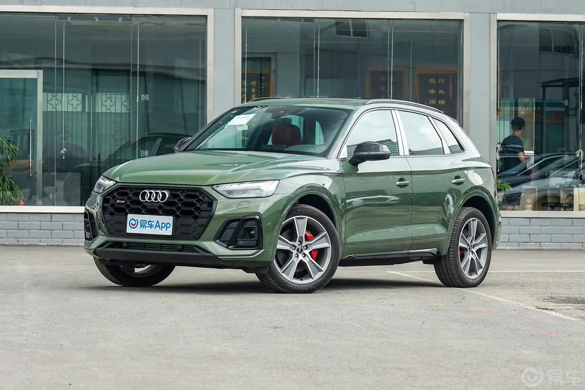 奥迪SQ53.0T quattro侧前45度车头向左水平