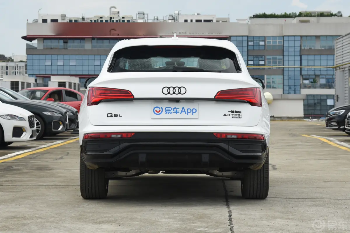 奥迪Q5L Sportback40 TFSI 豪华型正后水平