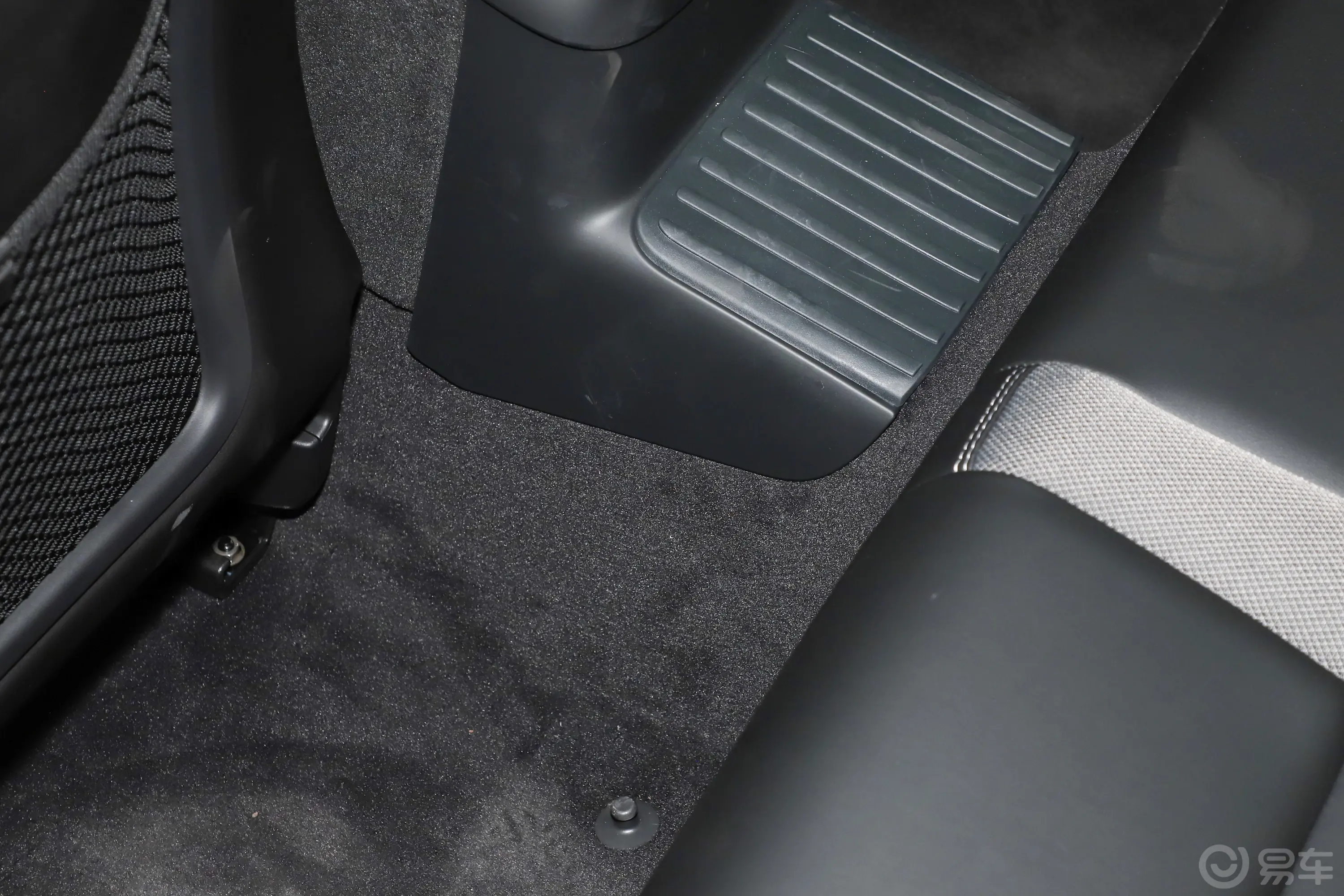 沃尔沃S60新能源T8 四驱智雅极夜黑版后排地板中间位置