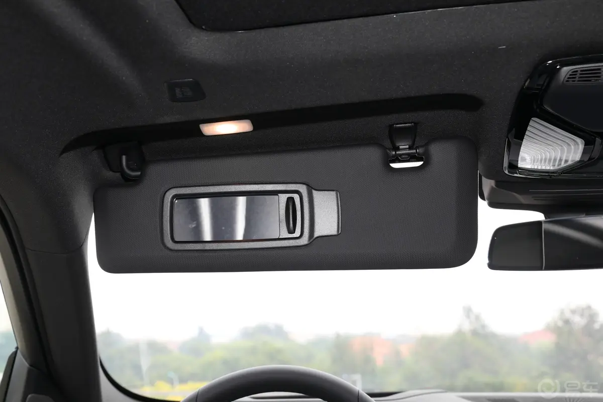 宝马X6改款 xDrive40i 尊享型 M运动套装驾驶位遮阳板
