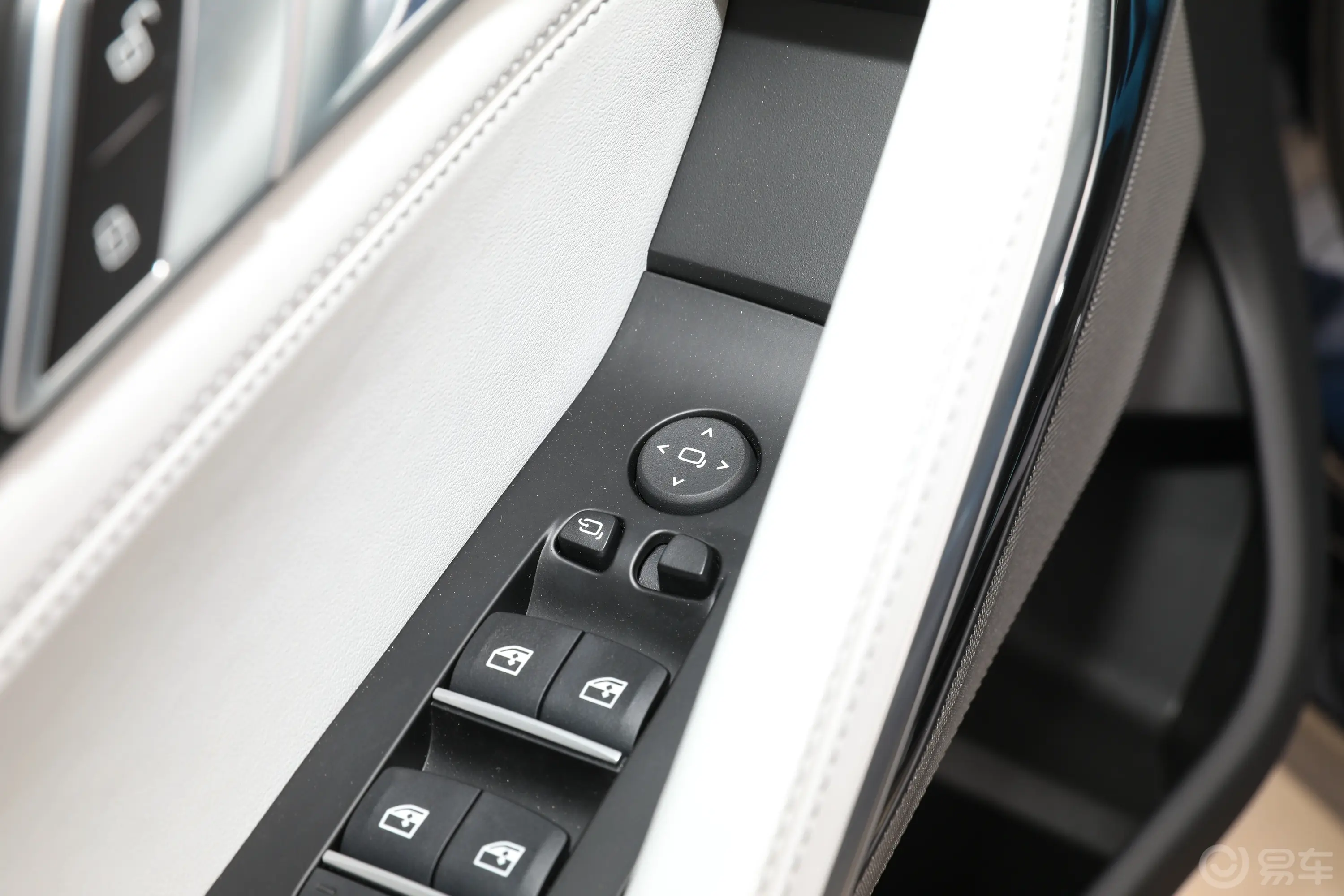 宝马X6改款 xDrive40i 尊享型 M运动套装后视镜调节键