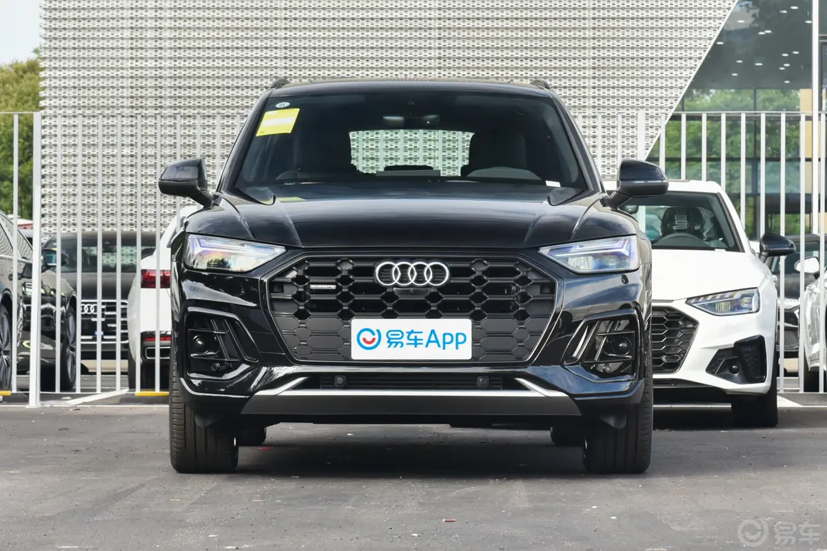 奥迪Q5L45 TFSI 豪华动感型正前水平