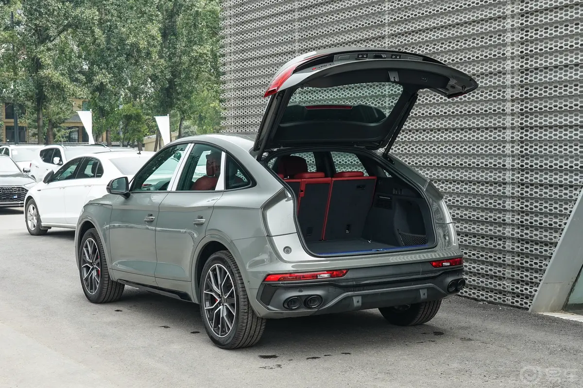 奥迪SQ5 Sportback改款 3.0T quattro后备厢开启45度侧拍