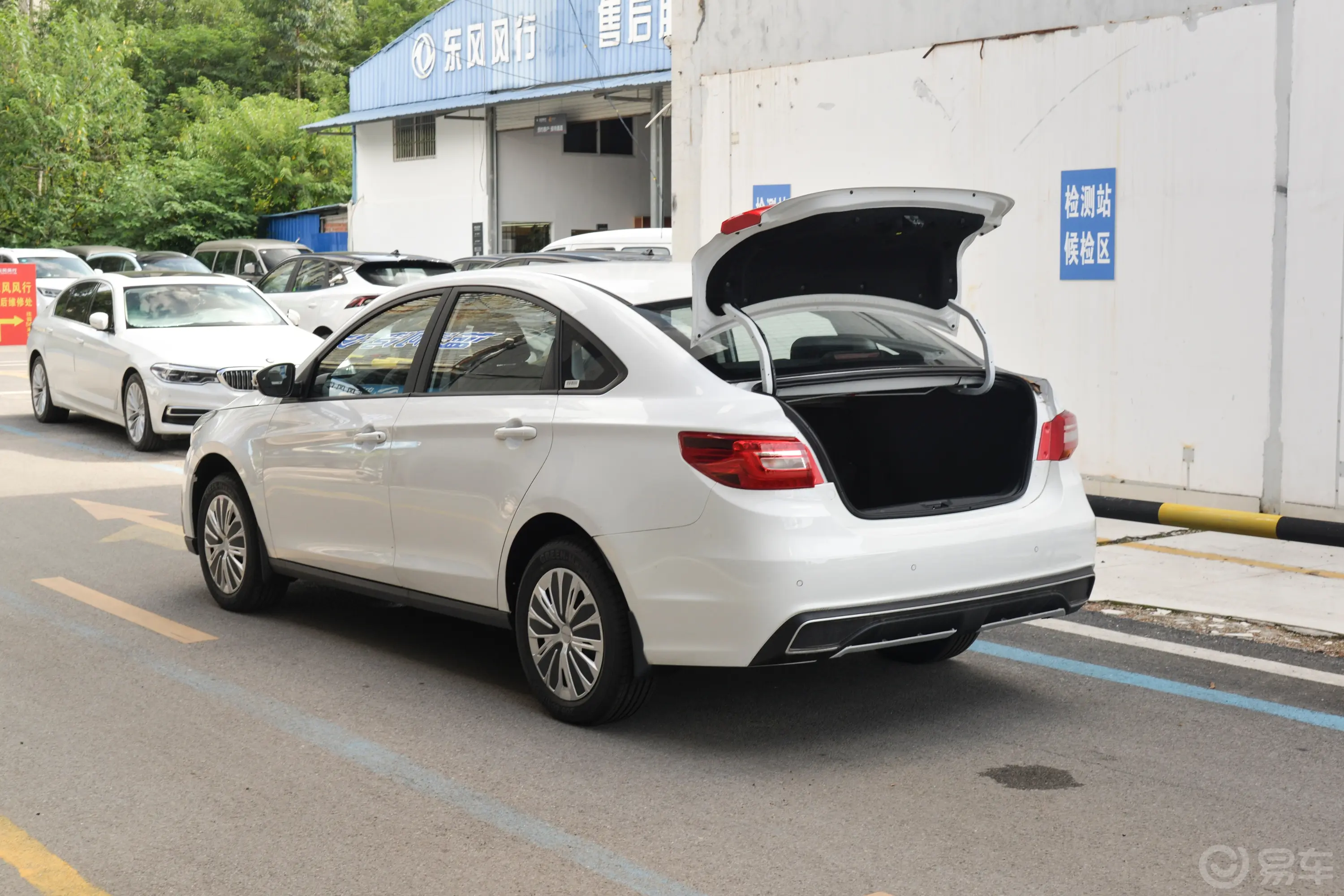 风行S50 EVPRO 430km 运营版 磷酸铁锂后备厢开启45度侧拍