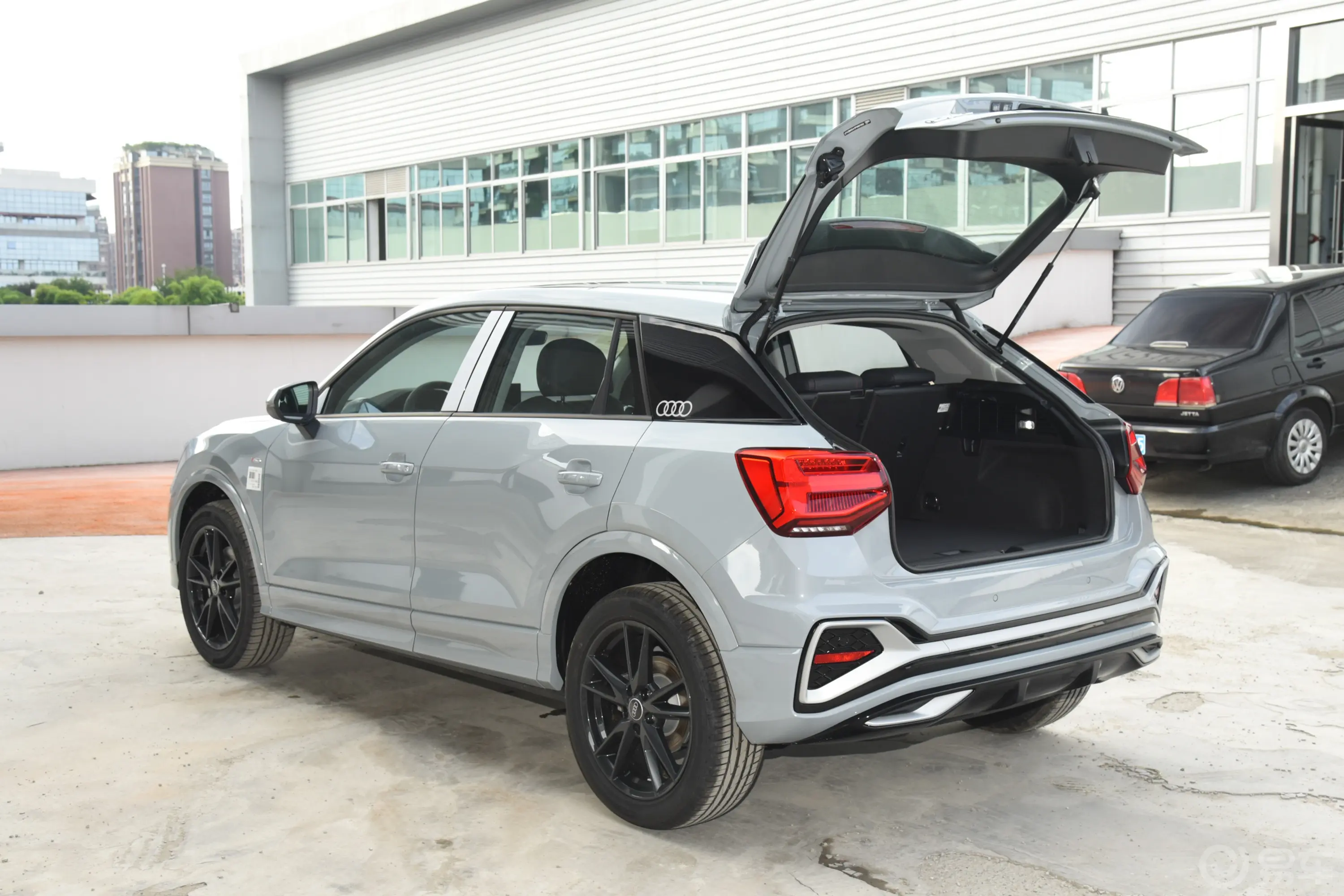 奥迪Q2L35 TFSI 进取动感型后备厢开启45度侧拍