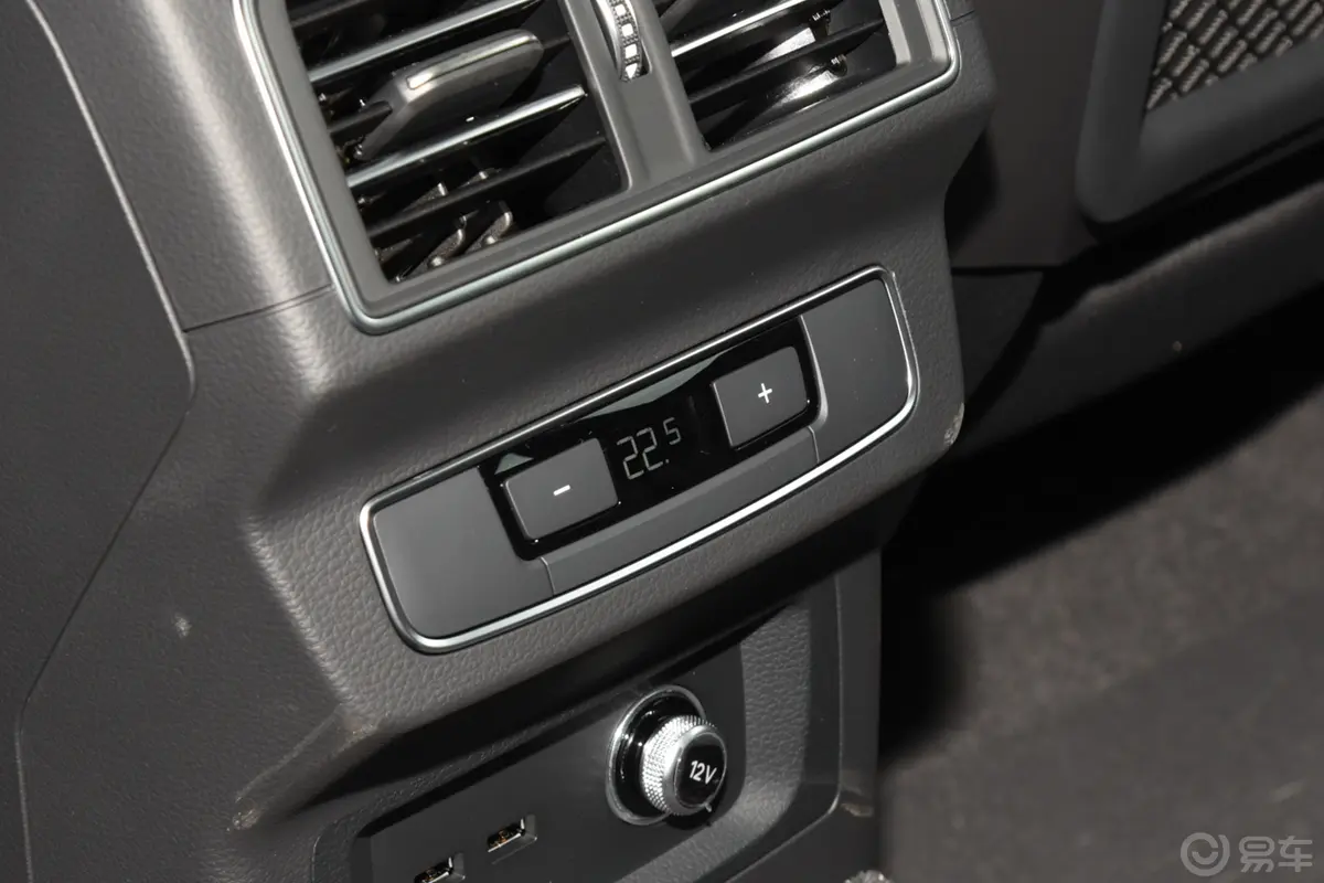 奥迪Q5L Sportback45 TFSI 豪华型后排空调控制键