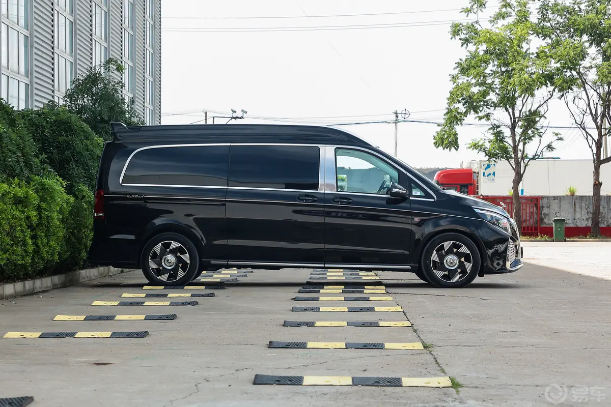 盛唐北铃V-Class2.0T 华尔街摩根 7座正侧车头向右水平
