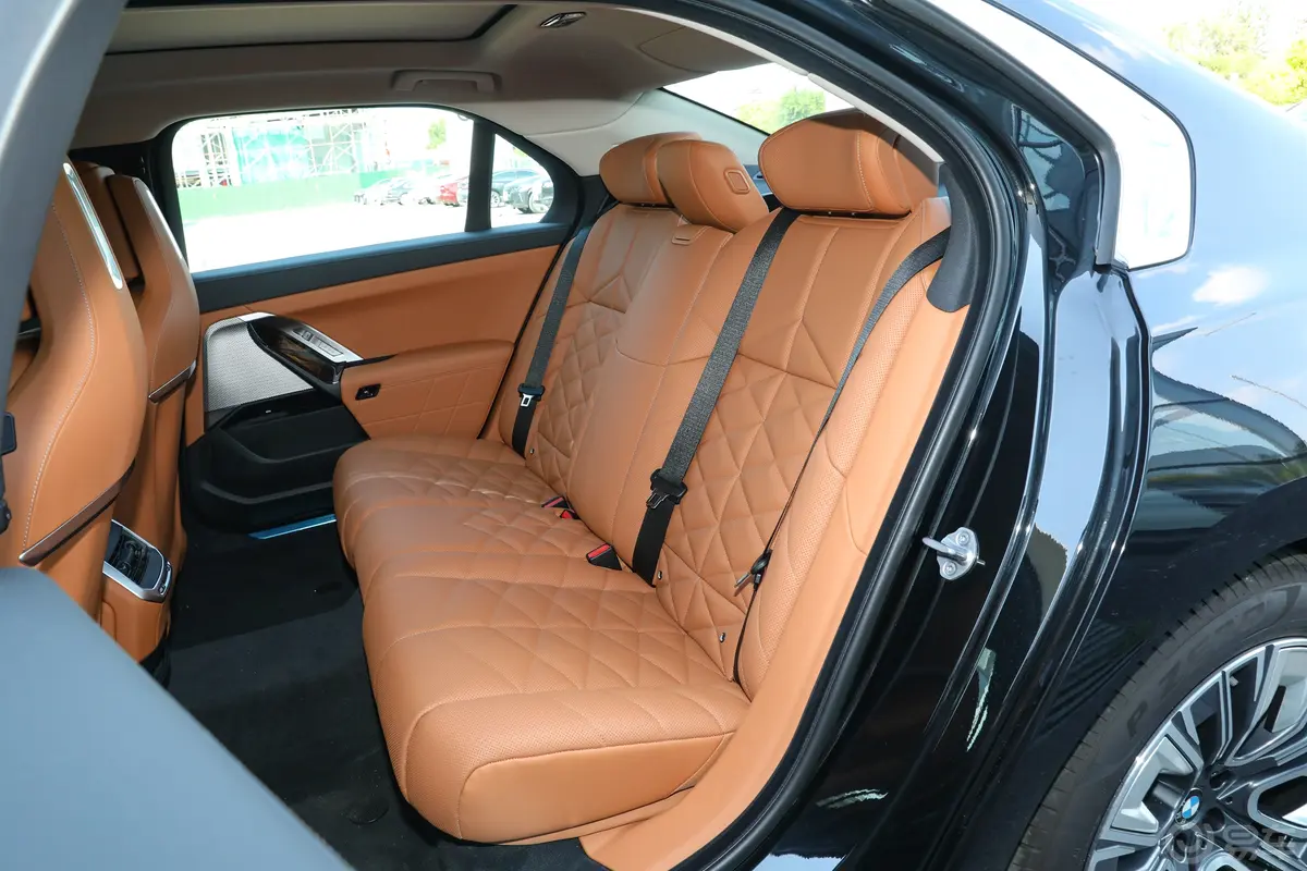 宝马i7eDrive50L 领先型 豪华套装后排座椅