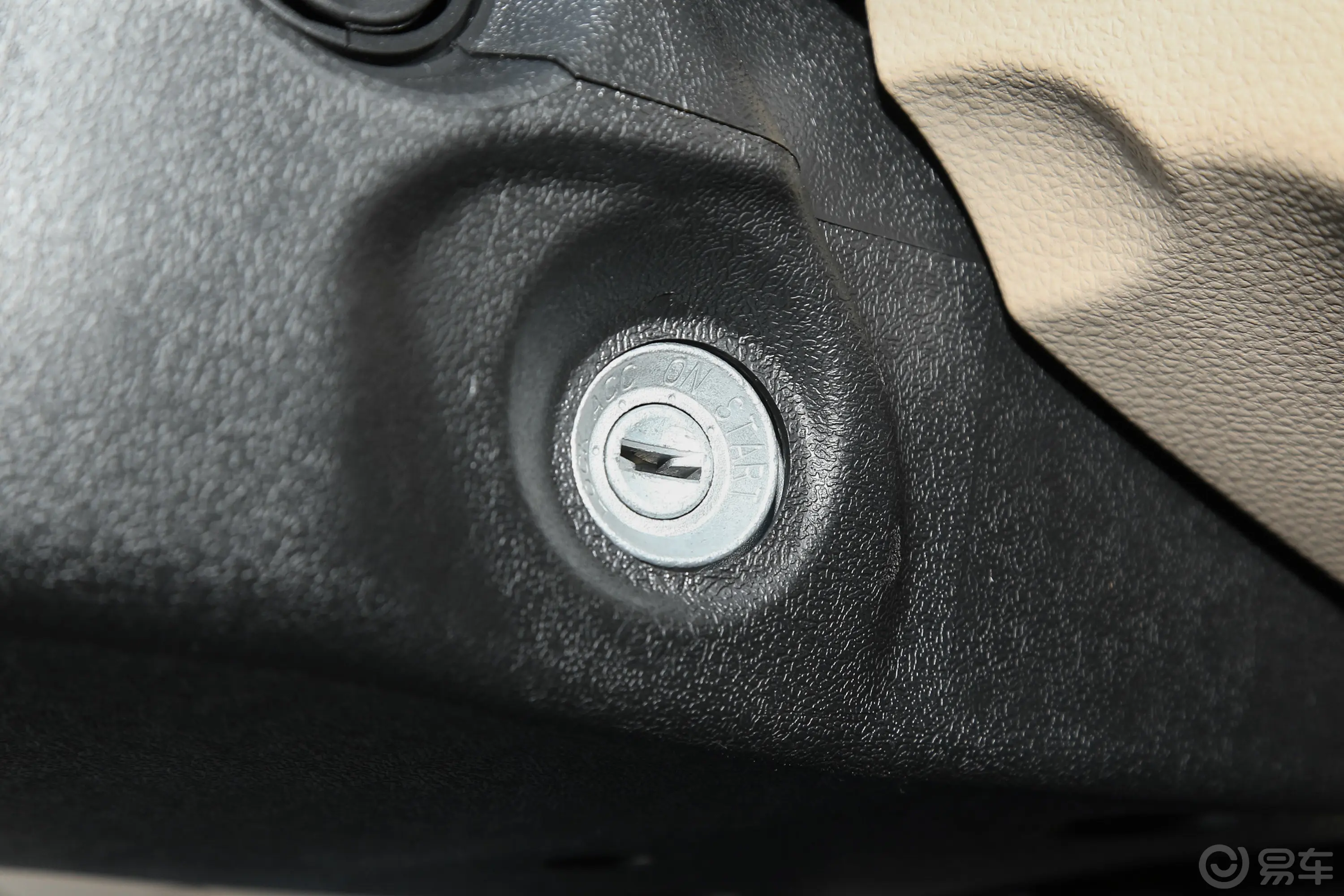 新豹T3东安1.6L 2.52米栏板双排单后轮舒适版钥匙孔或一键启动按键