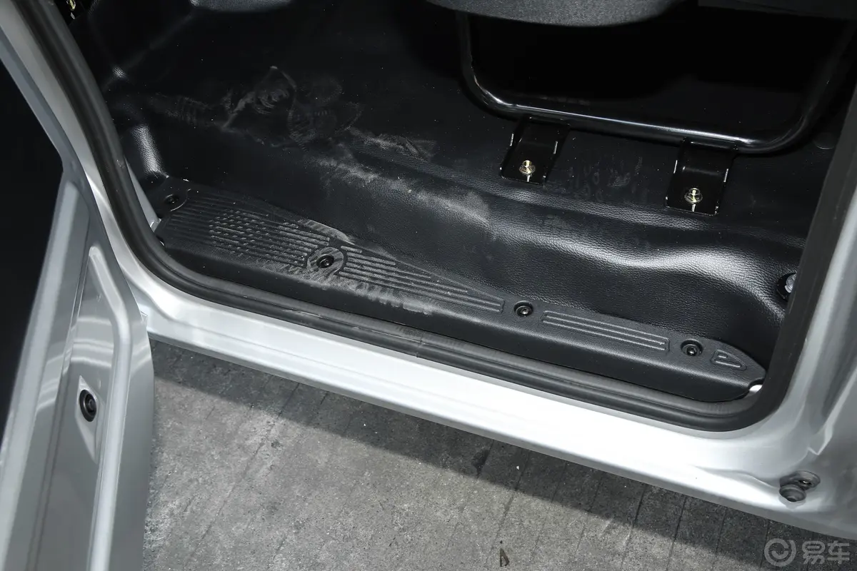 新豹T3东安1.6L 2.52米栏板双排单后轮舒适版后排空间