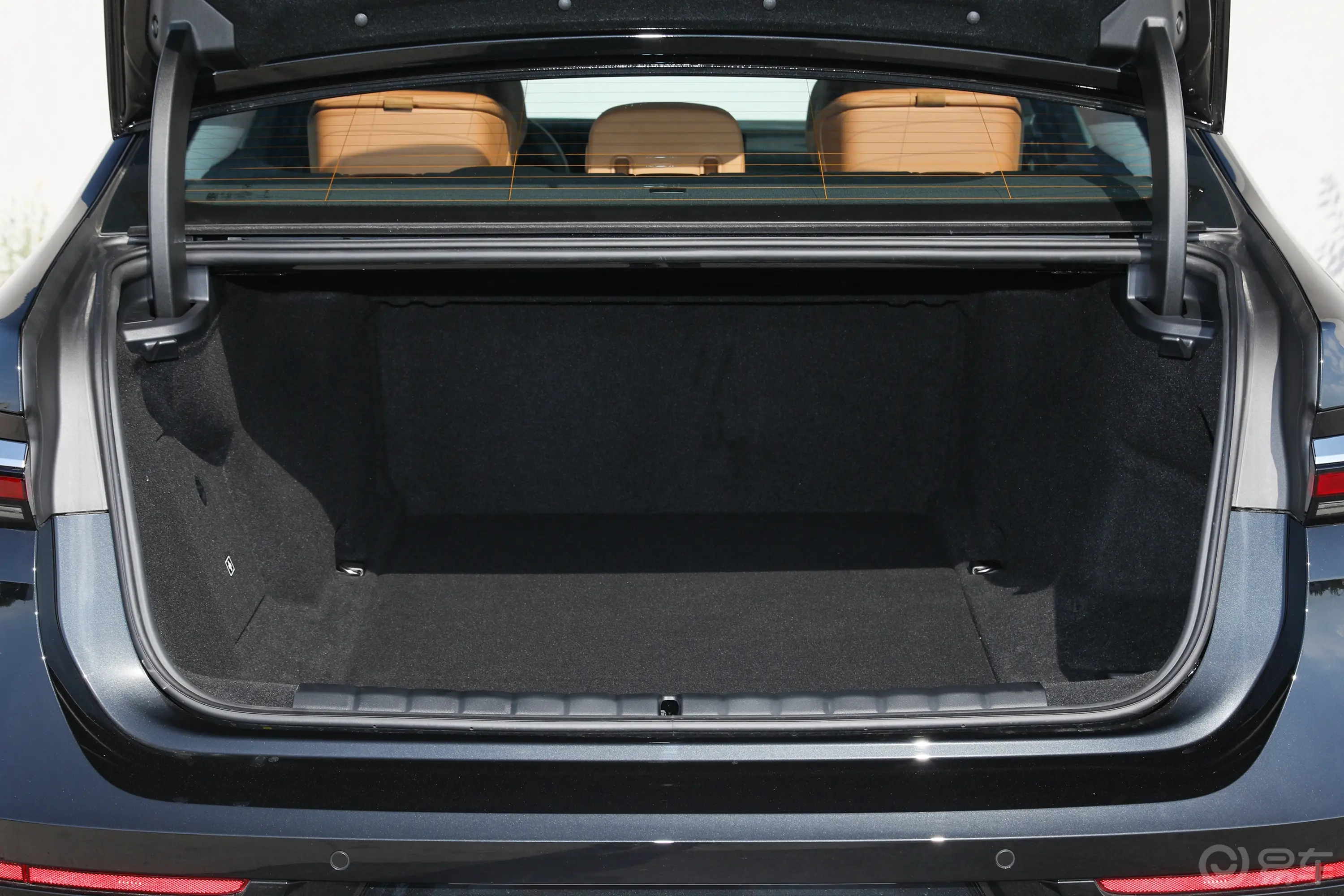 宝马i7eDrive50L 领先型 豪华套装后备厢空间特写