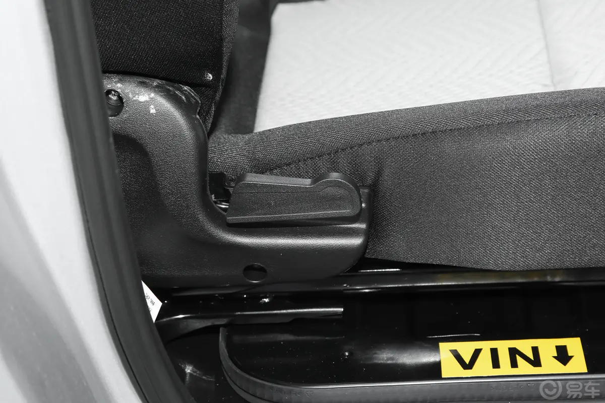 新豹T3东安1.6L 2.52米栏板双排单后轮舒适版副驾座椅调节