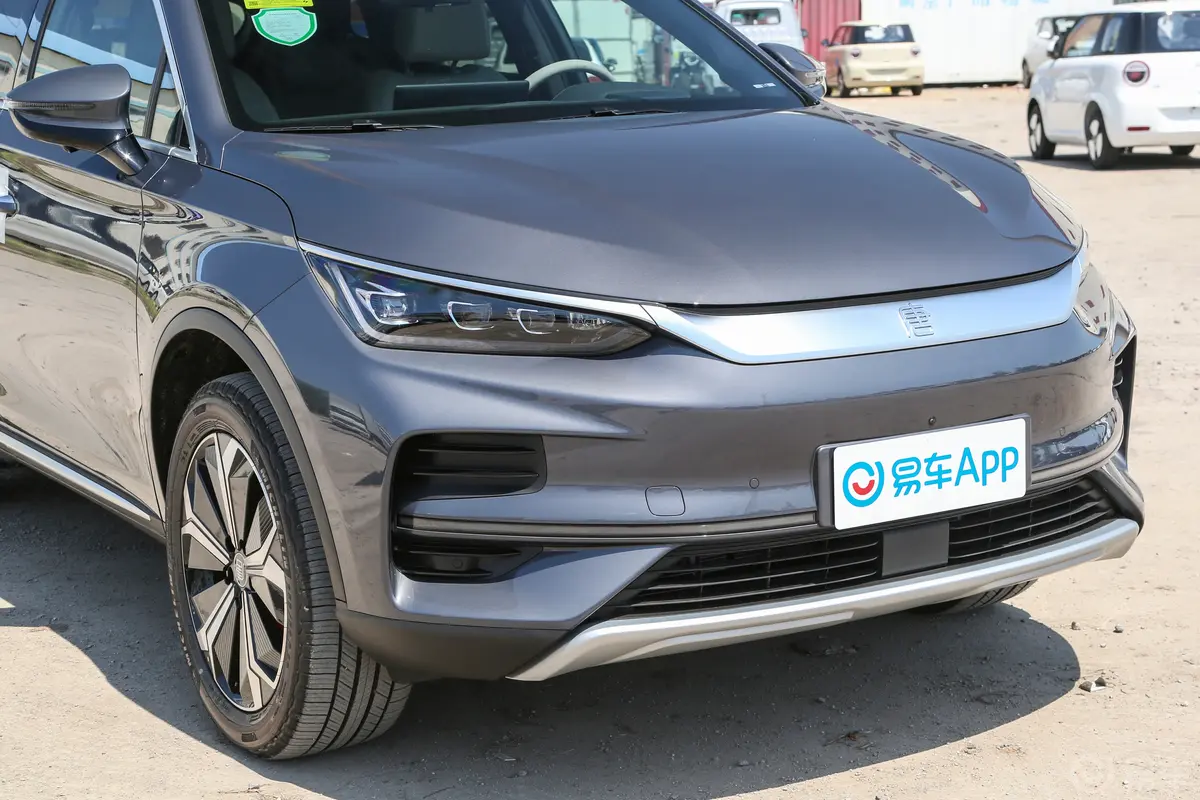 唐新能源EV 冠军版 600km 前驱尊享型 7座前格栅侧俯拍