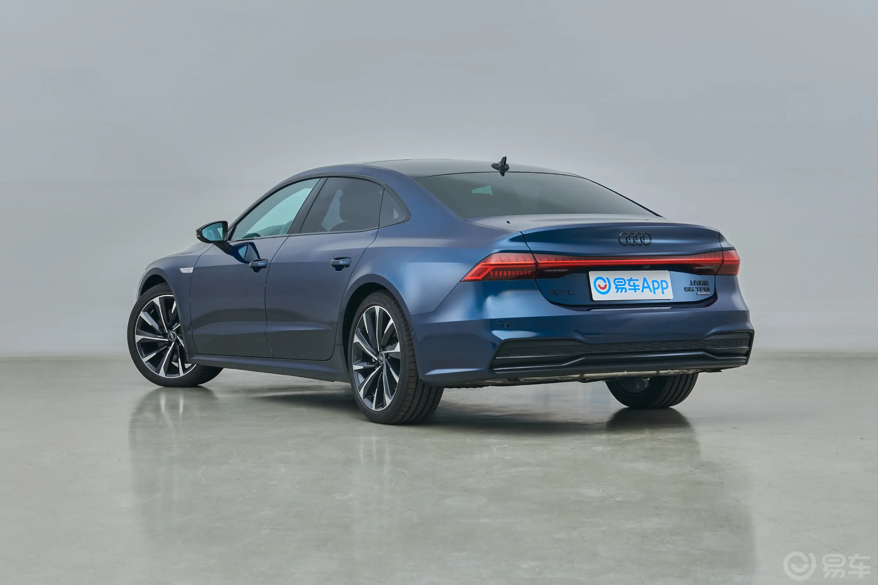 奥迪A7L55 TFSI quattro S-line 志远型 曜黑套装侧后45度车头向左水平