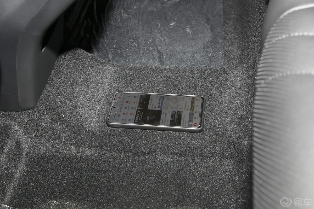 瑞虎7 PLUS冠军版 1.5T 双离合尊贵型后排地板中间位置